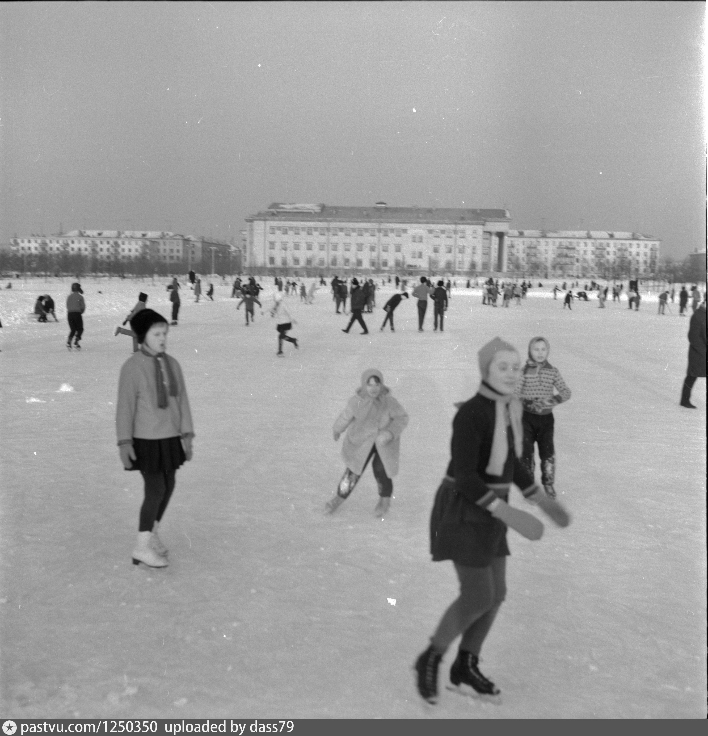 1960 1967. 1961 Первый каток Ленинград. 1967 Год. Вечерний каток 1960 года-. Покажи зиму 1960 года.