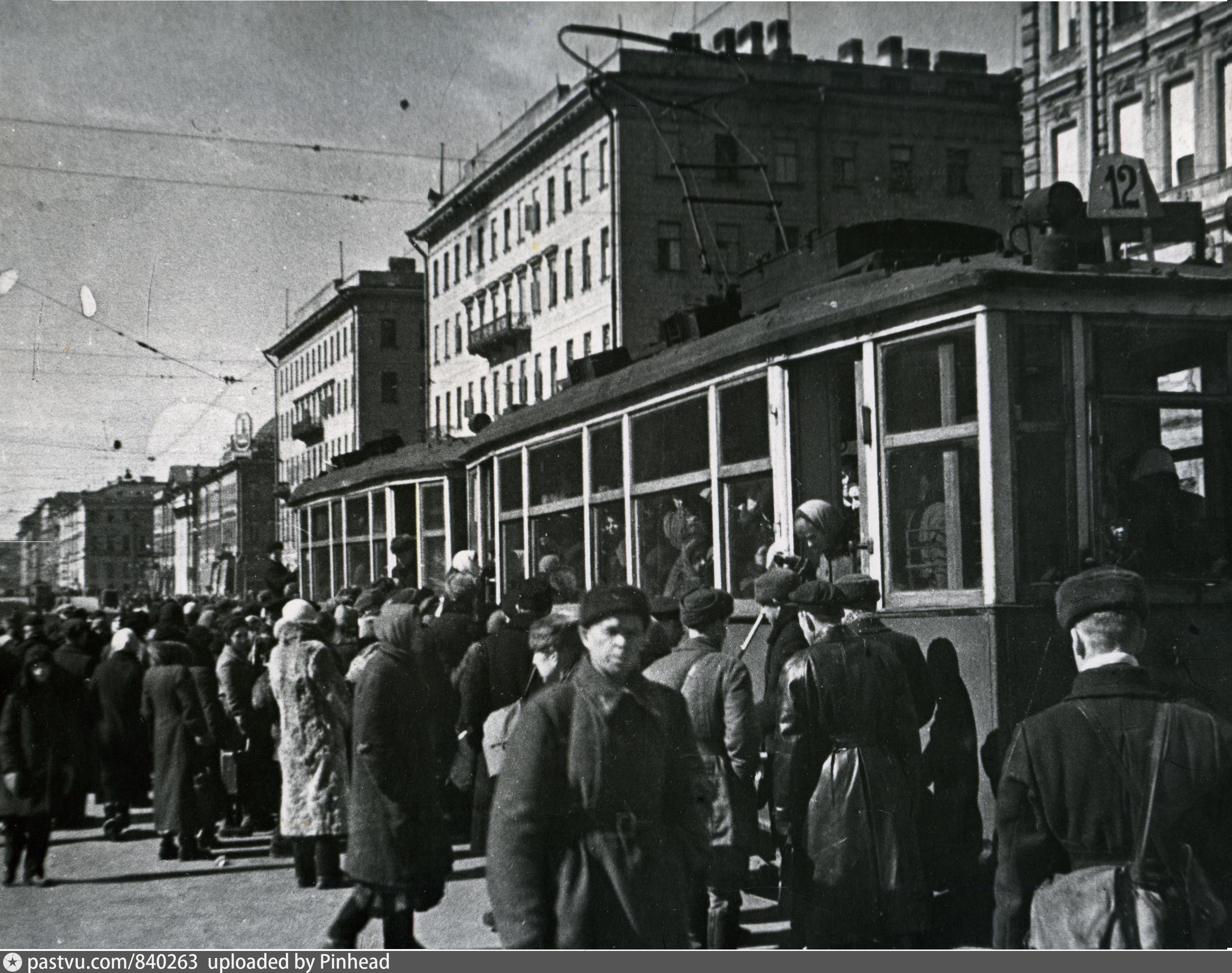 Ленинградский транспорт. 15 Апреля 1942 трамвай в блокаду. 1942 — В блокадном Ленинграде восстановлено движение трамваев.. Блокадный трамвай Ленинграда. Ленинградский трамвай 1942.