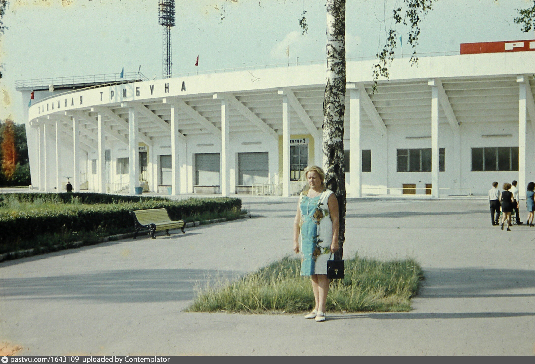 У стадиона Локомотив 1973 фото