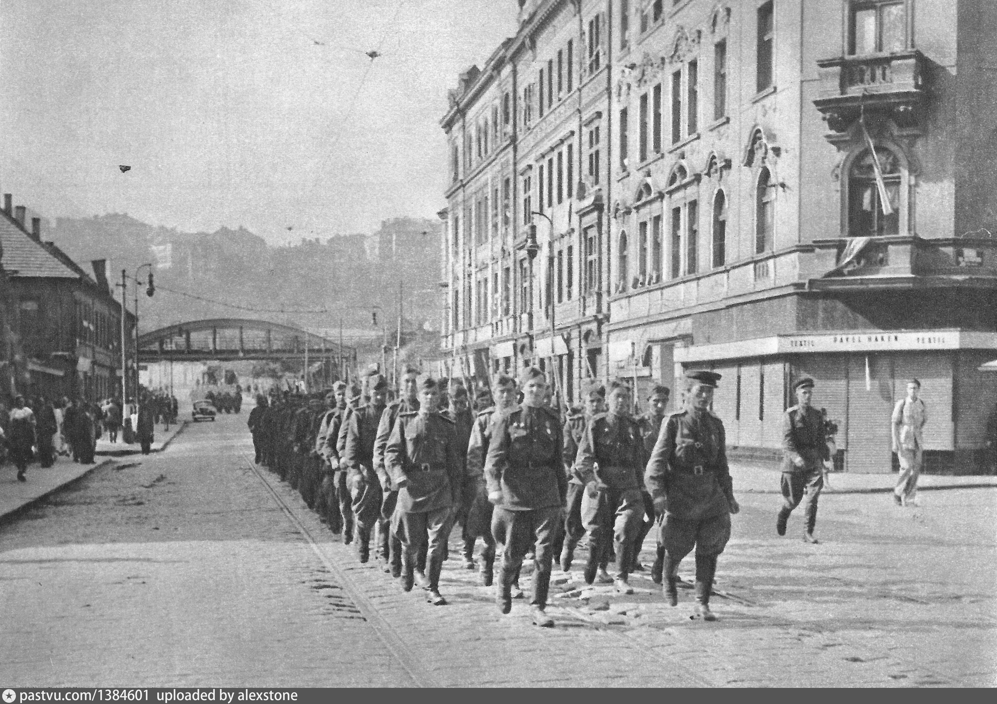 Освобождение европы советскими солдатами. Советские войска в Праге 1945 год. Красная армия в Праге 1945. Пражская операция май 1945 год освобождение Чехословакии. Прага 1945 г..