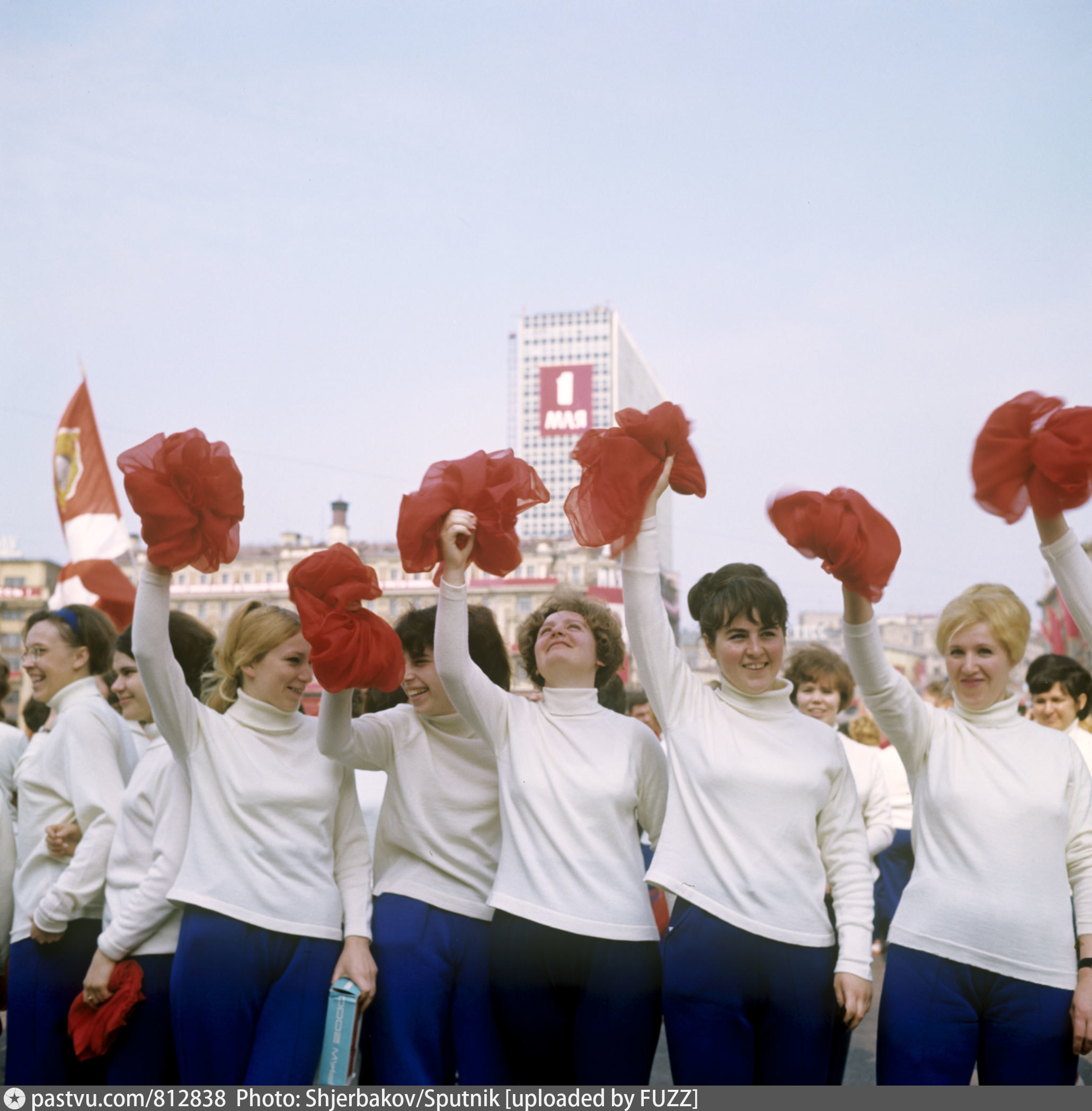 1 мая 80. Демонстрация 1 мая в СССР. Парад 1 мая СССР. Мир труд май парад. Советские дети на демонстрации.