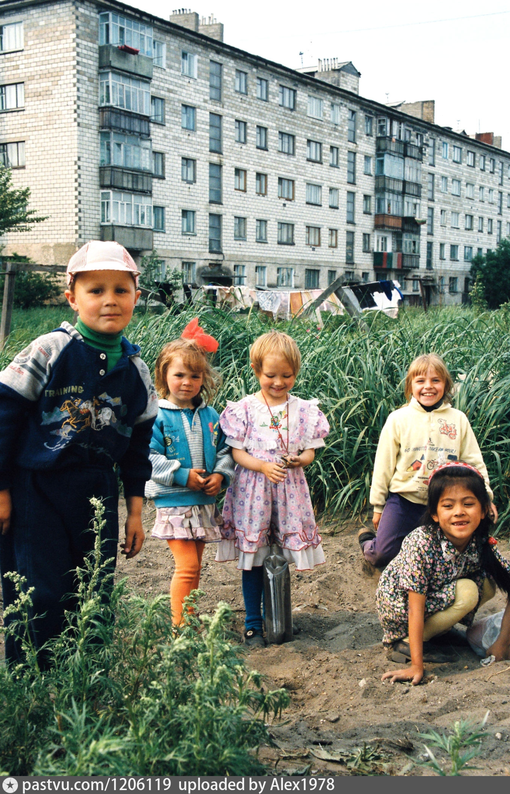 Двор Россия 90е пятиэтажки. Дети 90х. Дети детей 90-х. 90-Е годы.