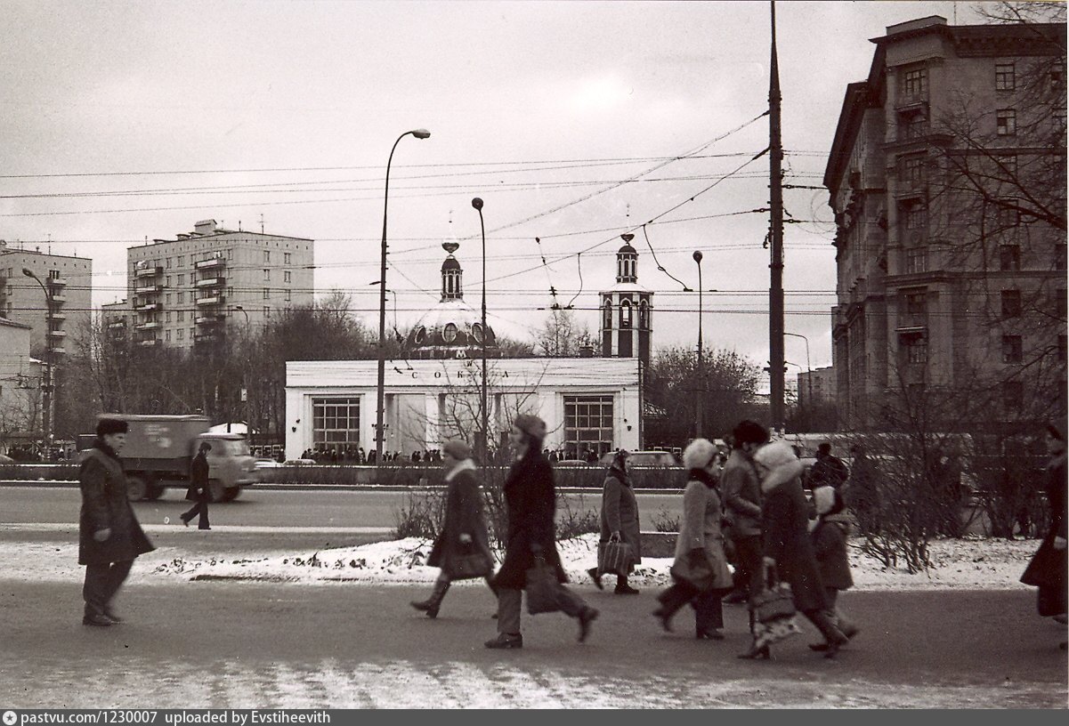 Фото у метро сокол