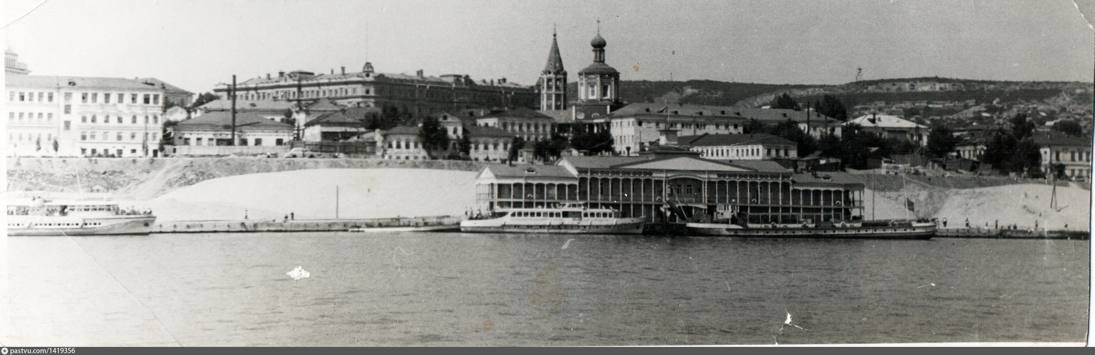 Фотографии старого саратова. Саратов набережная 1940. Старая набережная Саратов. Набережная Саратова 19 век. Дореволюционный Саратов набережная.