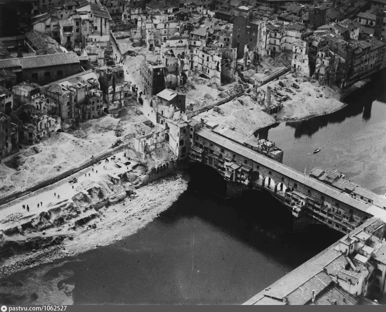 Италия после второй мировой. Мост Понте-Веккьо г Флоренция второй мировой войны. Флоренция 1944. Флоренция после второй мировой войны. Италия после войны.
