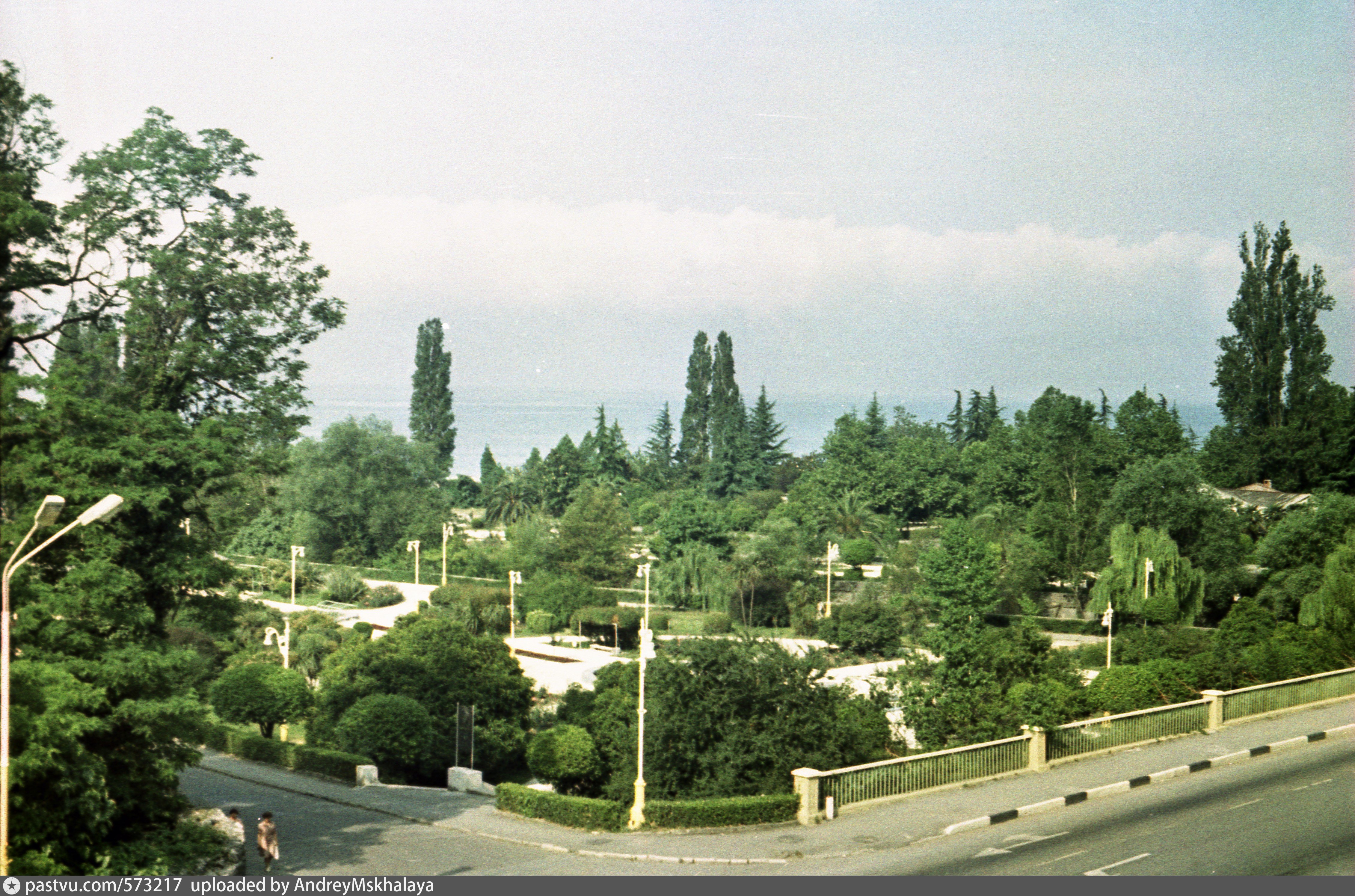 парк в старых гаграх