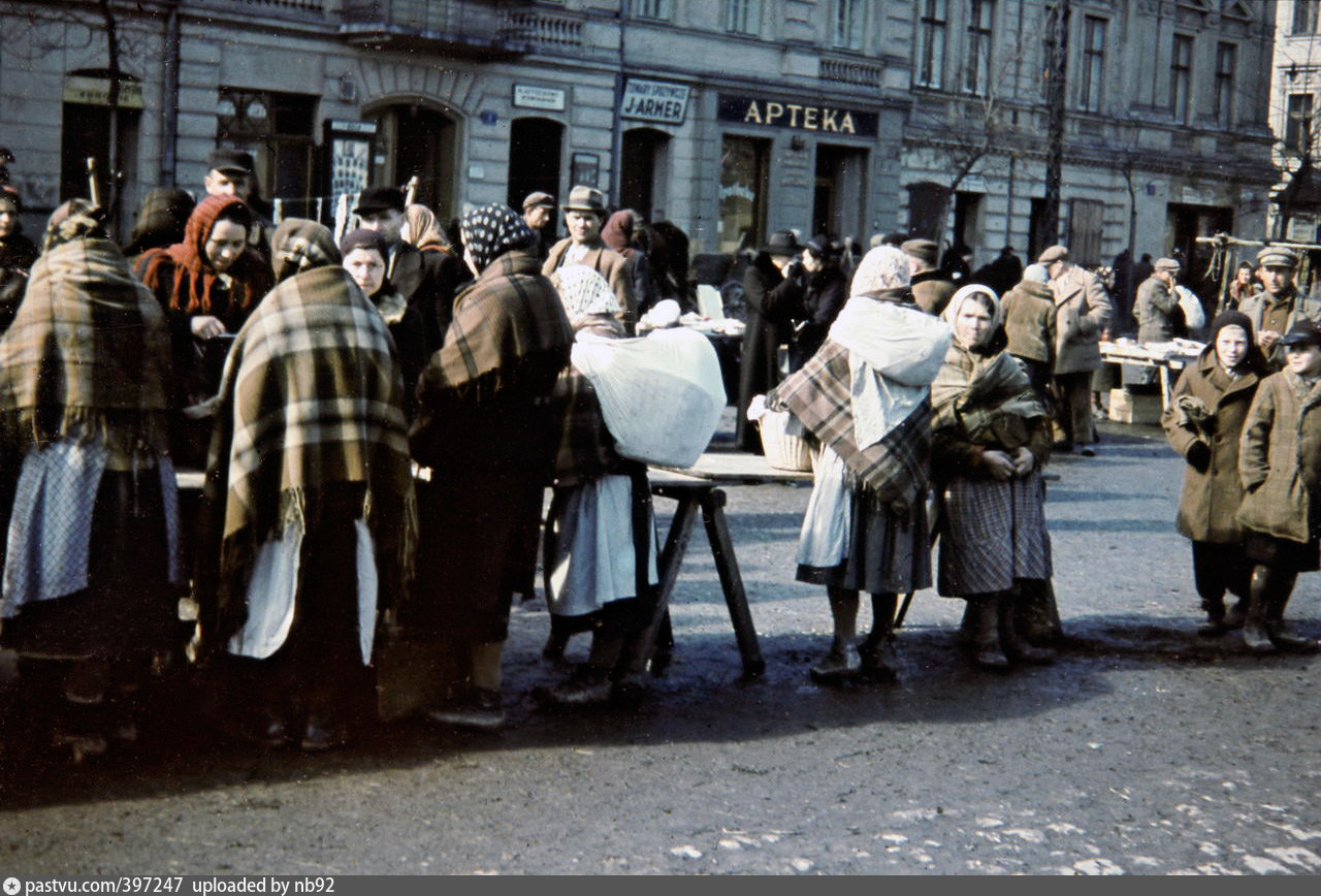 Берлин 1944. Краков 1940 год. В 1939 году в Кракове. Краков в 1939 и сейчас. Польский диван Краков 1940-1960.