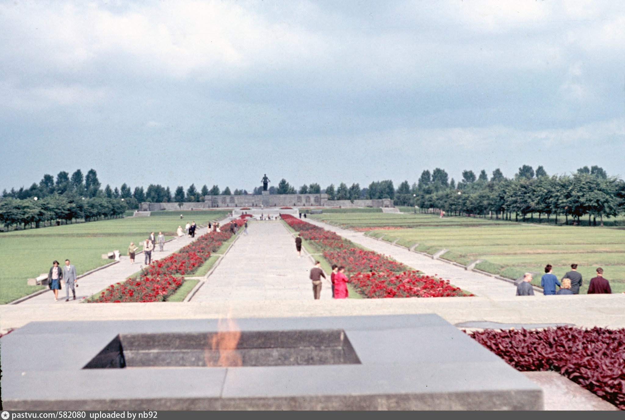 Мемориальное кладбище петербург. Мемориальное Пискаревское кладбище 1945. 2. Мемориал «Пискаревское кладбище». Пискаревка кладбище мемориальное. Пискаревское кладбище Калининский район.