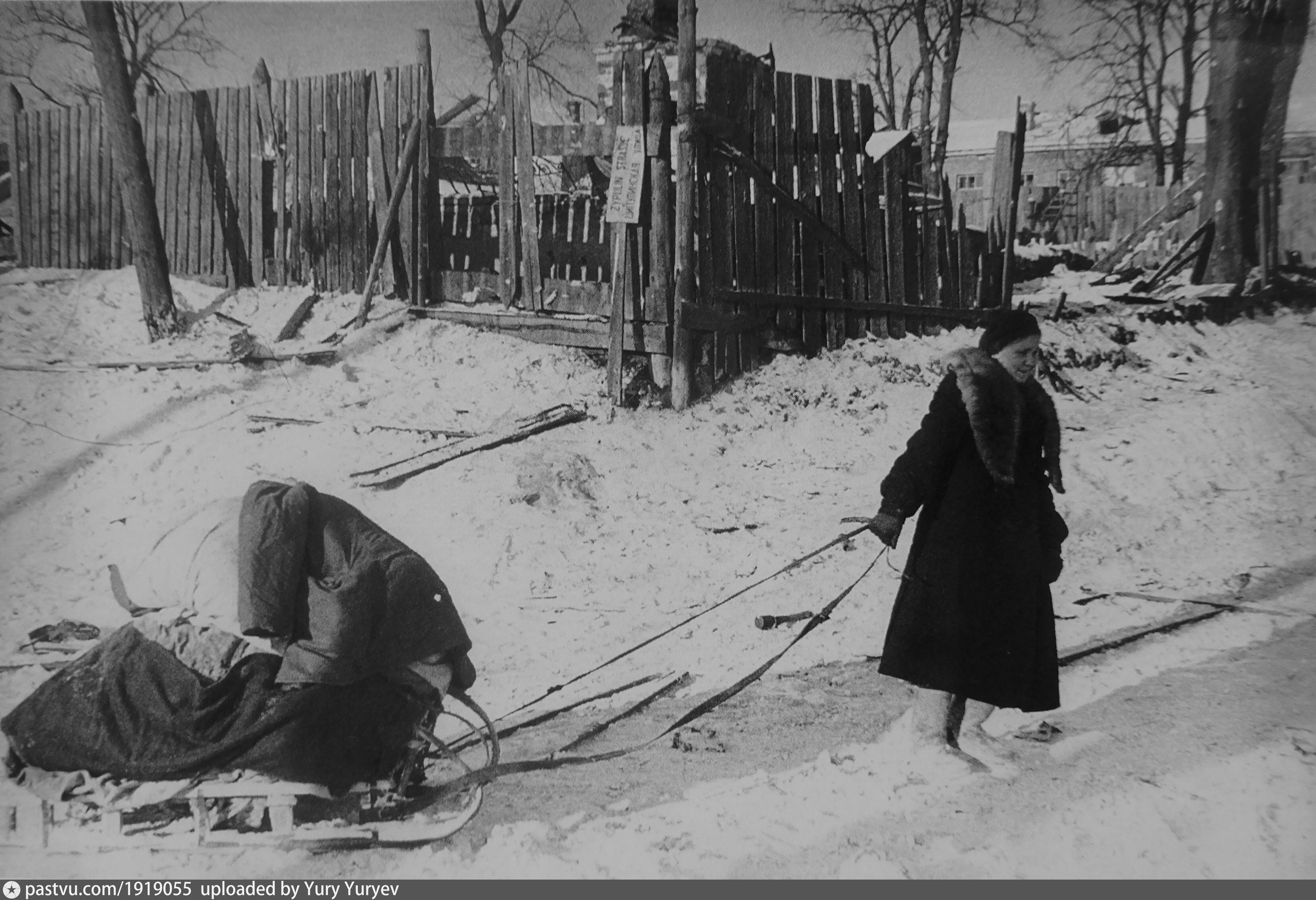 Люди во время великой отечественной. Зима 1941. Женщины в Великую отечественную войну зимой. Волокуши в блокаду Ленинграда.