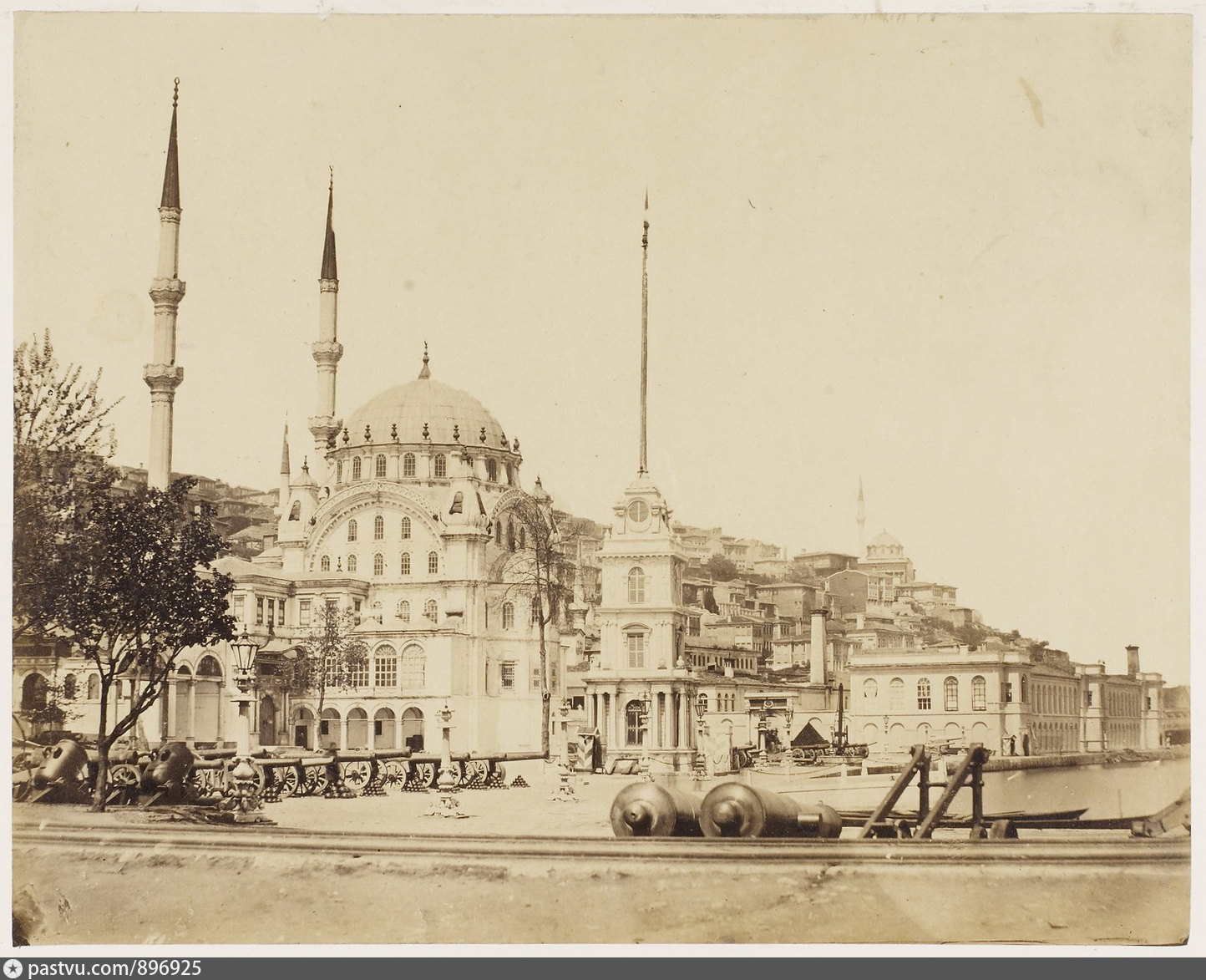 Стамбул история города. Мечеть Нусретие в районе Топхане. Tophane Istanbul. История здания Турции.