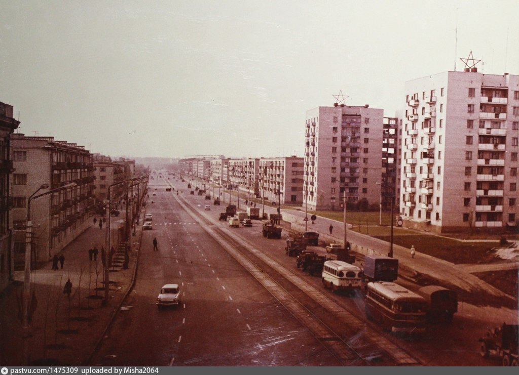 Бывшие советские города. Днепр город СССР. Днепропетровск в 1970 году. Днепропетровская улица 70. Днепропетровск 70х народ.