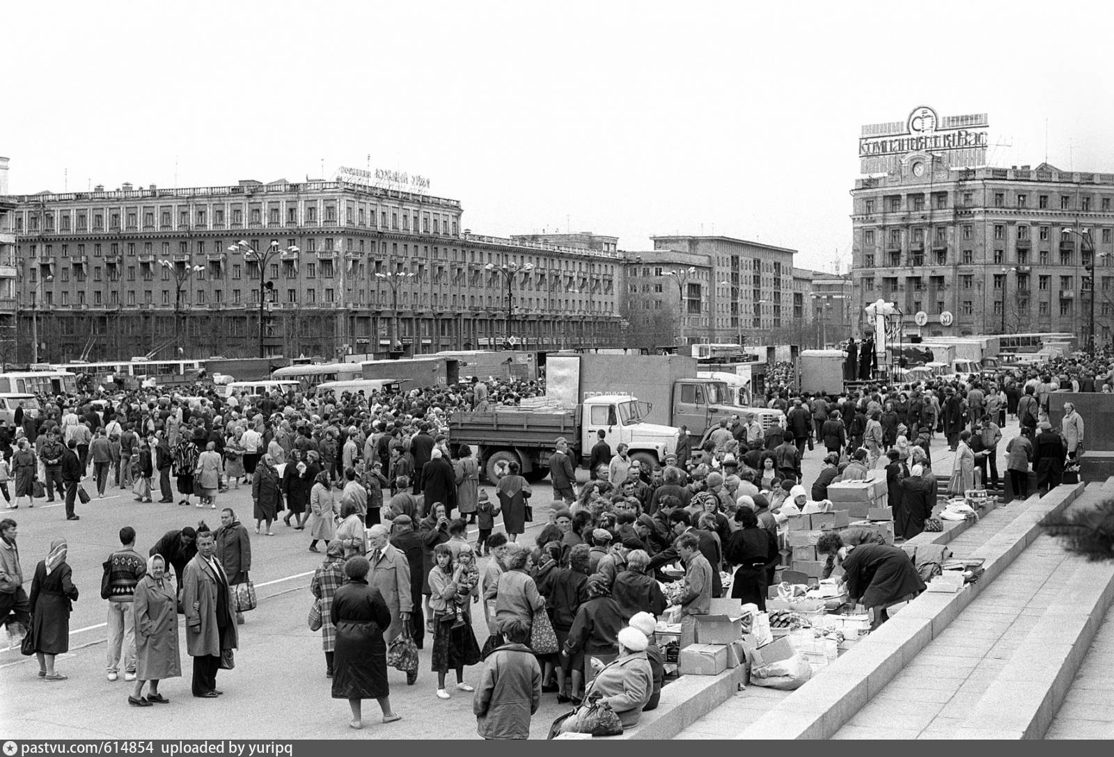 Площадь революции в Челябинске в 90
