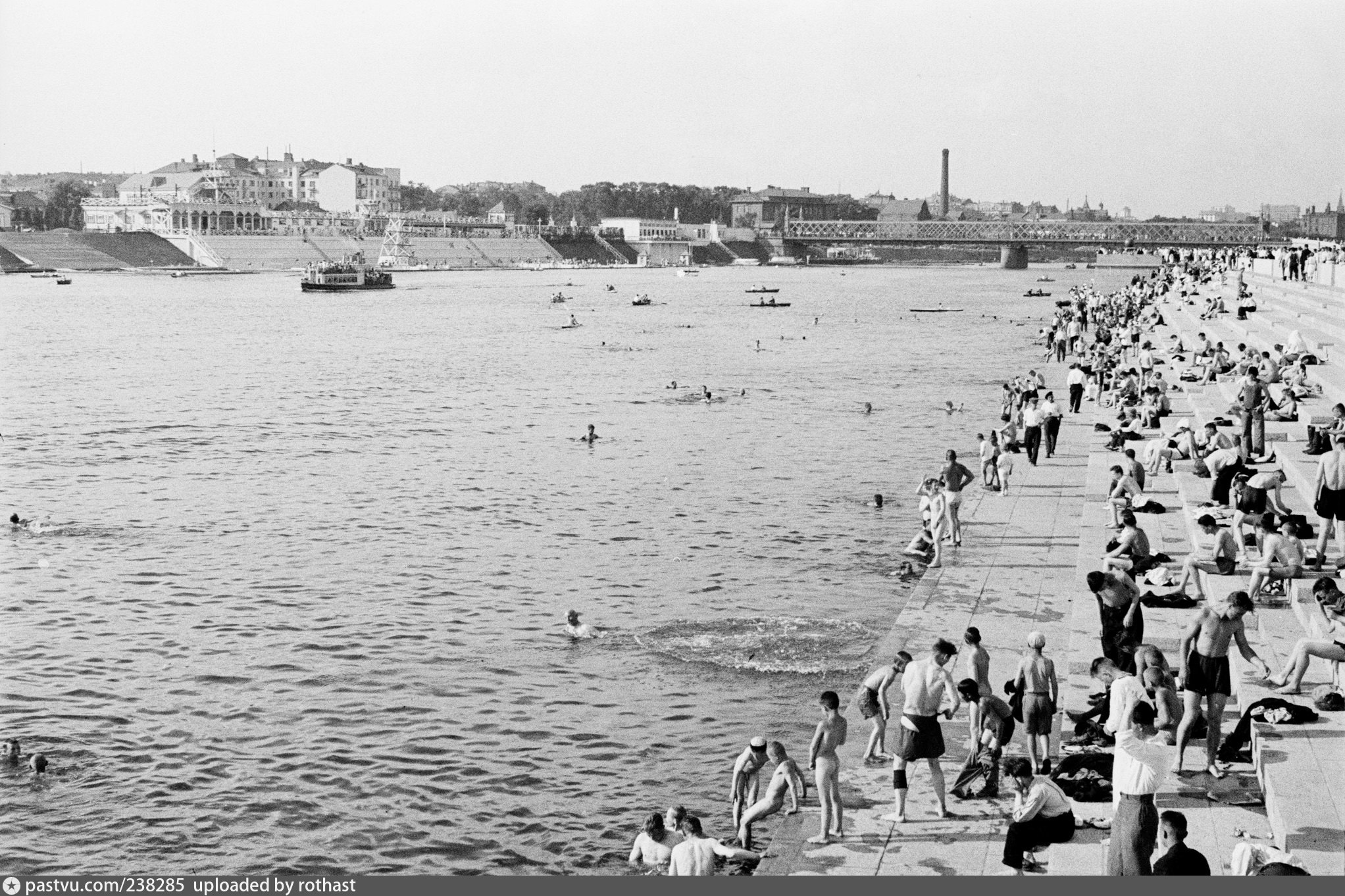 Купаются ретро. Москва река 1950. Москва река 1929. Евпатория пляж 1935. Москва река 1926.