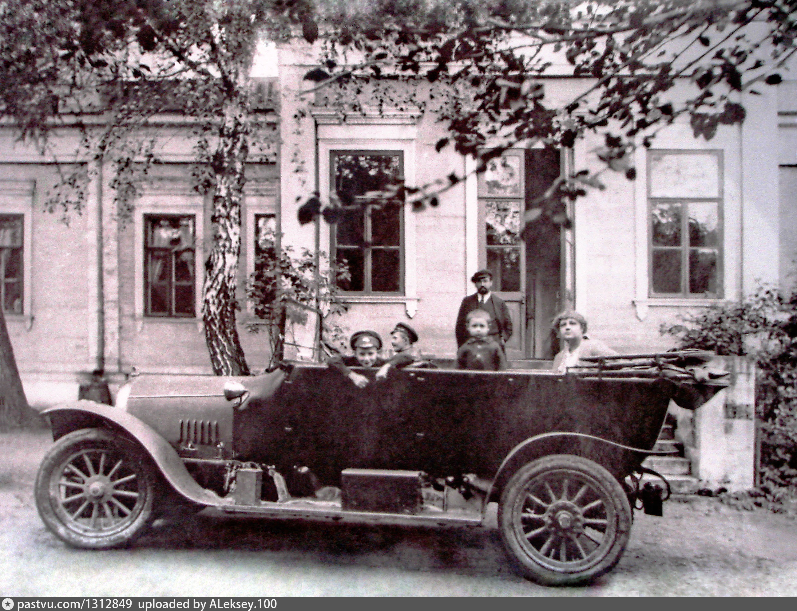 Балт завод. Бронеавтомобиль Руссо-Балт 1914. Завод Руссо Балт. Руссо-Балт 1916. Руссо-Балт 1910 Курск.