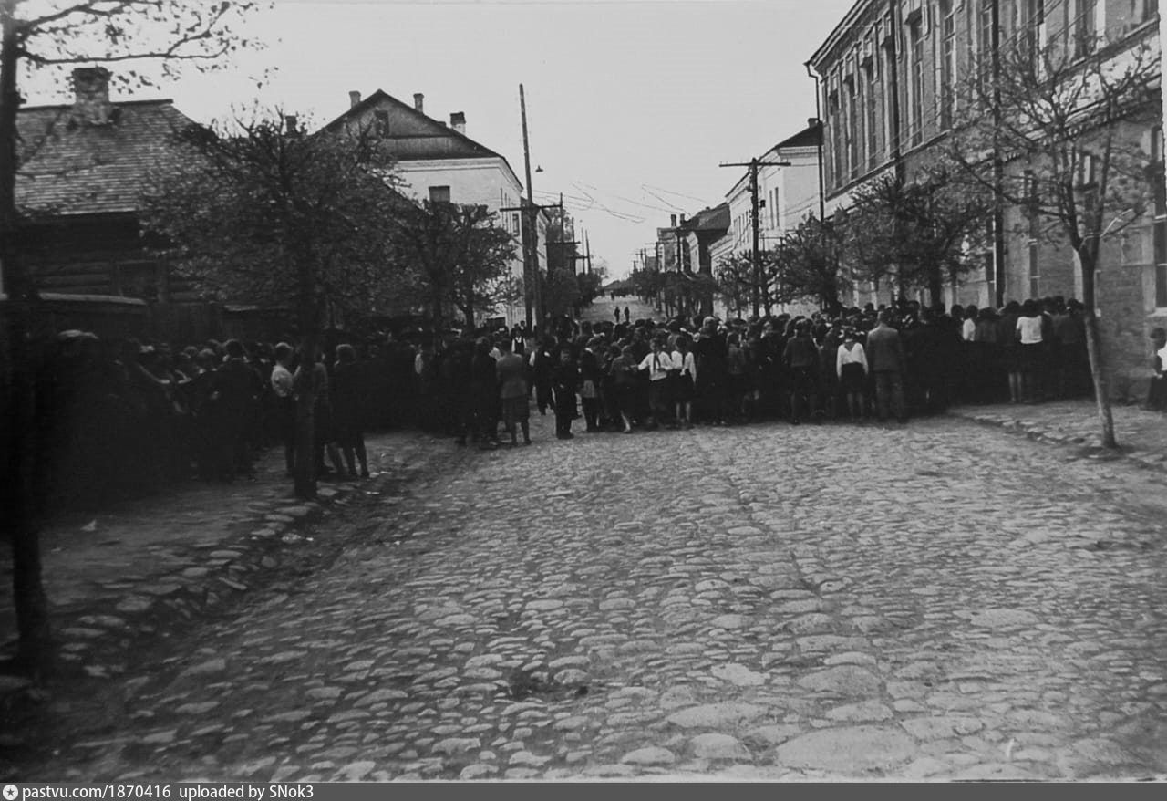 Велиж. Митинг перед средней школой № 1