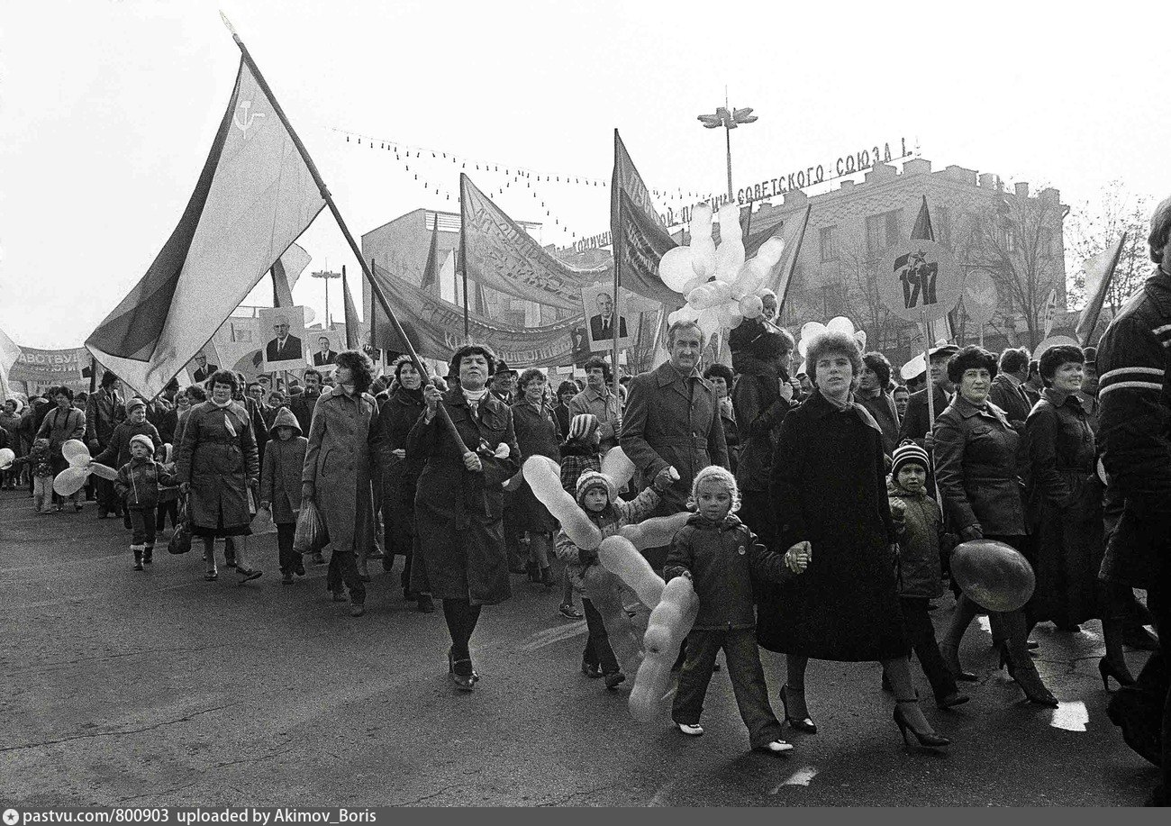 Революция семей. Провозглашение СССР. Социалистическая революция в Британии. БССР демонстрация. Праздничные демонстрации в БССР.