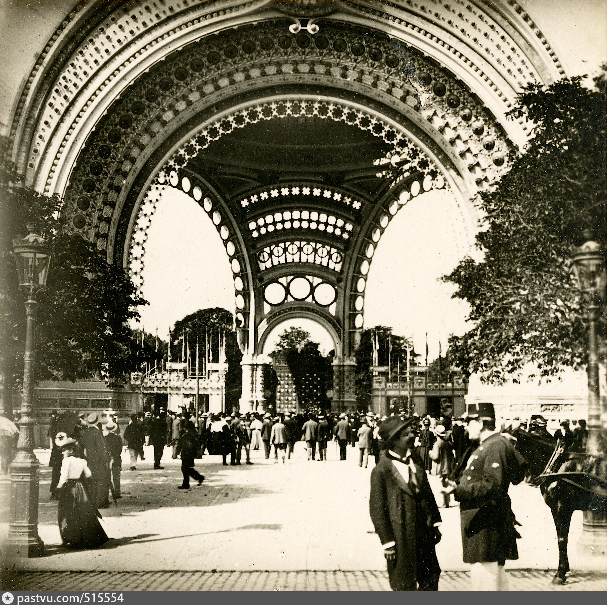 Прошлого три. Exposition universelle – Париж (1900). Всемирная выставка в Париже 1900. Всемирная Промышленная выставка 1900 в Париже. Париж Всемирная выставка 1900 архитектура.