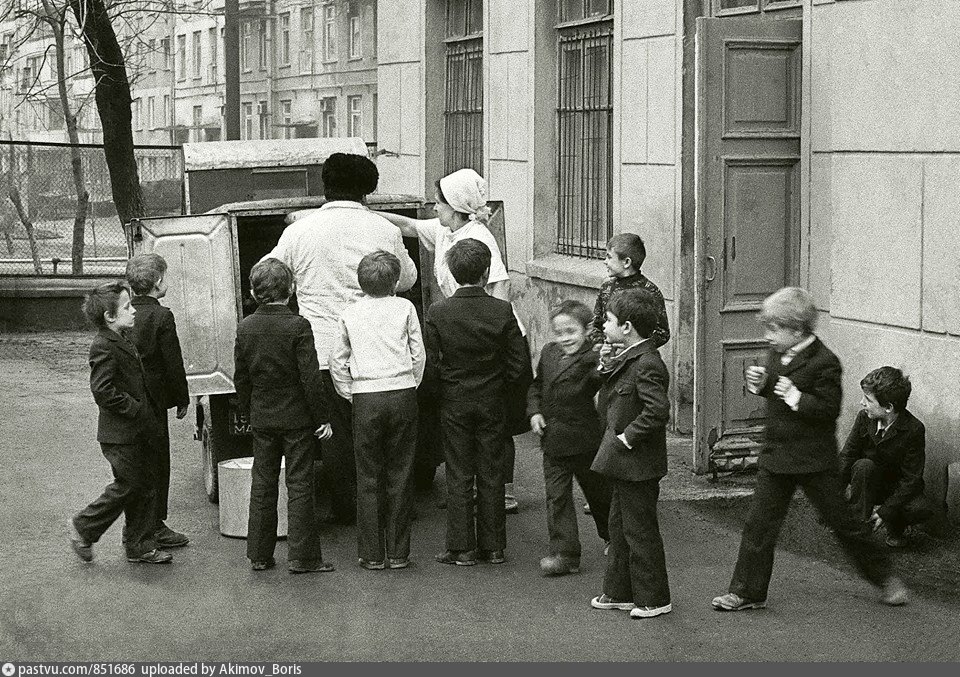 Советский середина. Советские школьники в очереди. Ностальгия 70-80 годы. СССР ностальгия 80-е. Воспитание в 80-е годы в СССР.