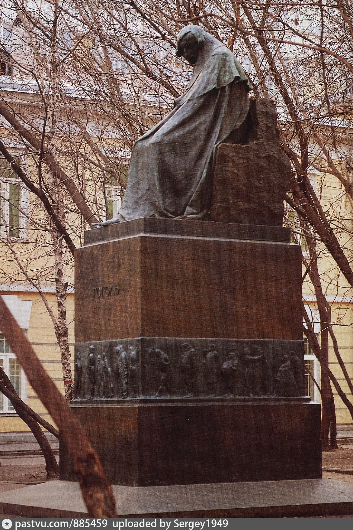 памятник гоголю на гоголевском бульваре в москве