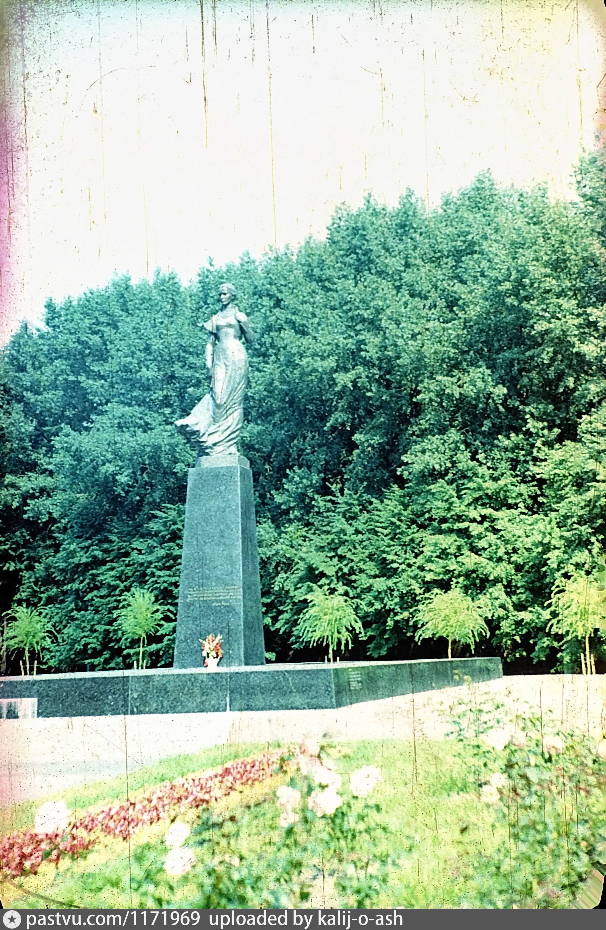 Памятник лесе. На Матвеевской Слободе в лесочке памятники.