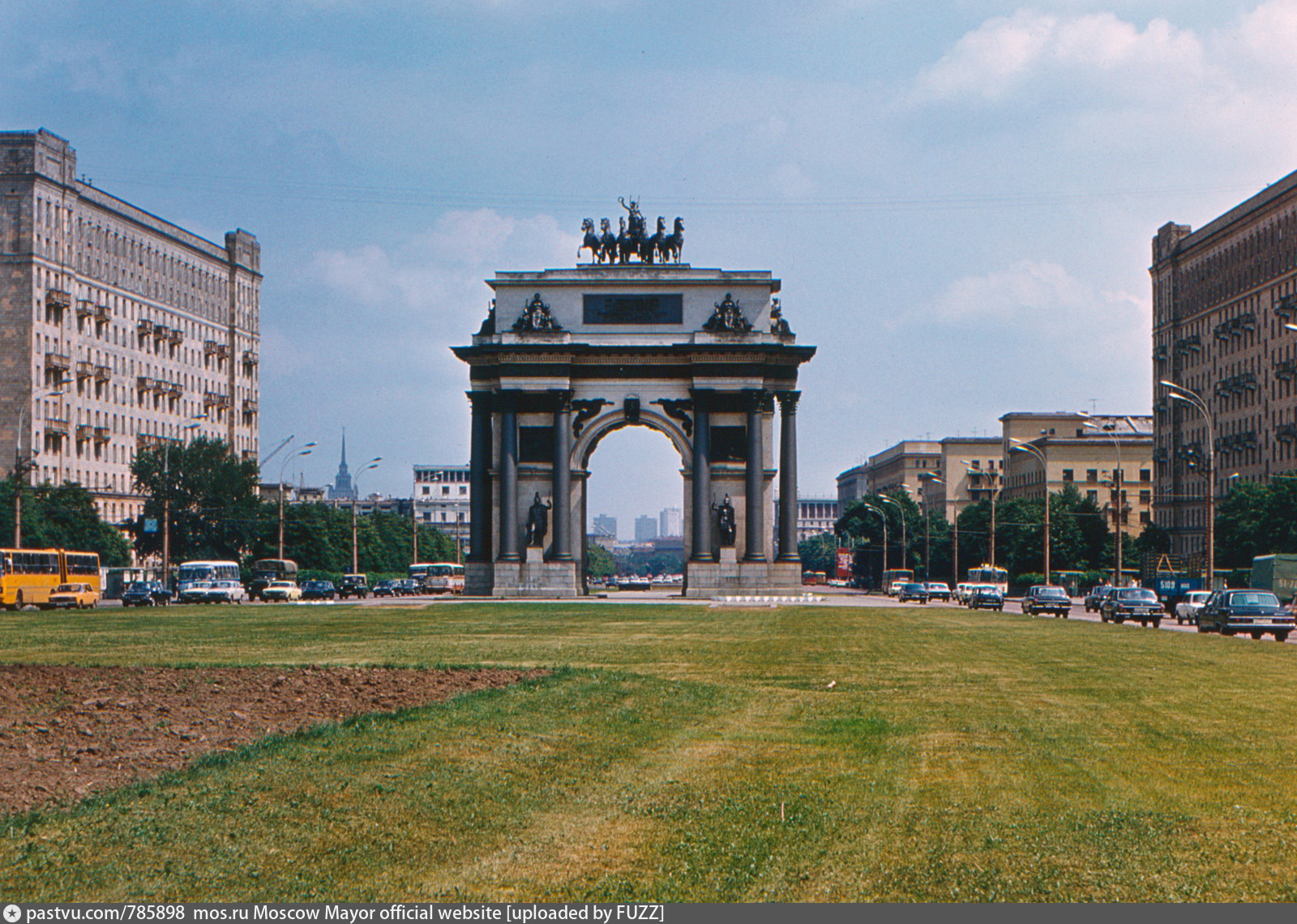 Триумфальная арка в москве. Триумфальная арка Кутузовский проспект. Триумфальные ворота на Кутузовском проспекте. Триумфальная арка на Кутузовском проспекте в Москве. Триумфальная арка СПБ московские ворота.