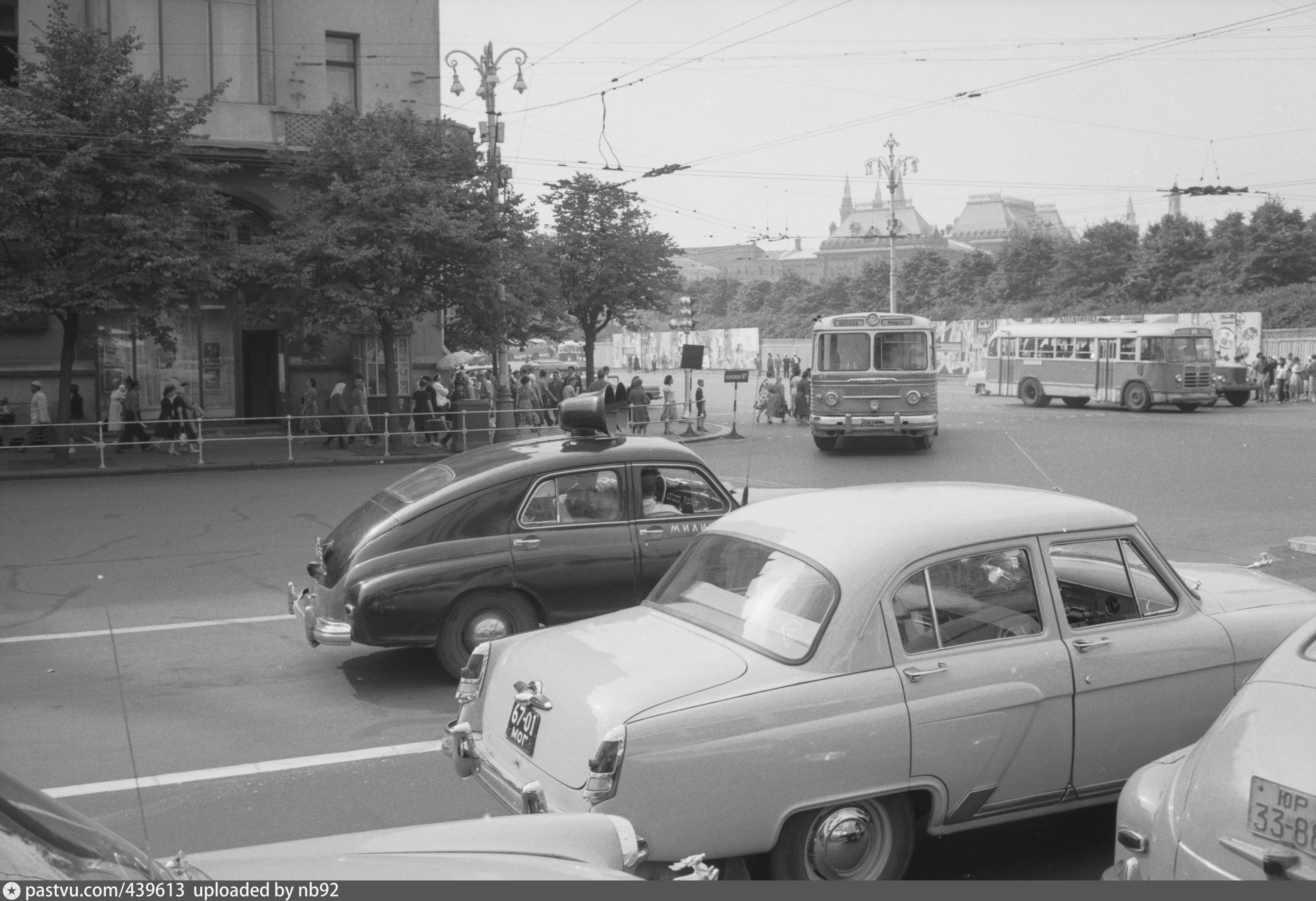 Longest moscow. ГАЗ М-20 Москва СССР. ГАЗ-м20 победа милиция 50-х. Машины в 60-е годы СССР. Автомобили на советских улицах.