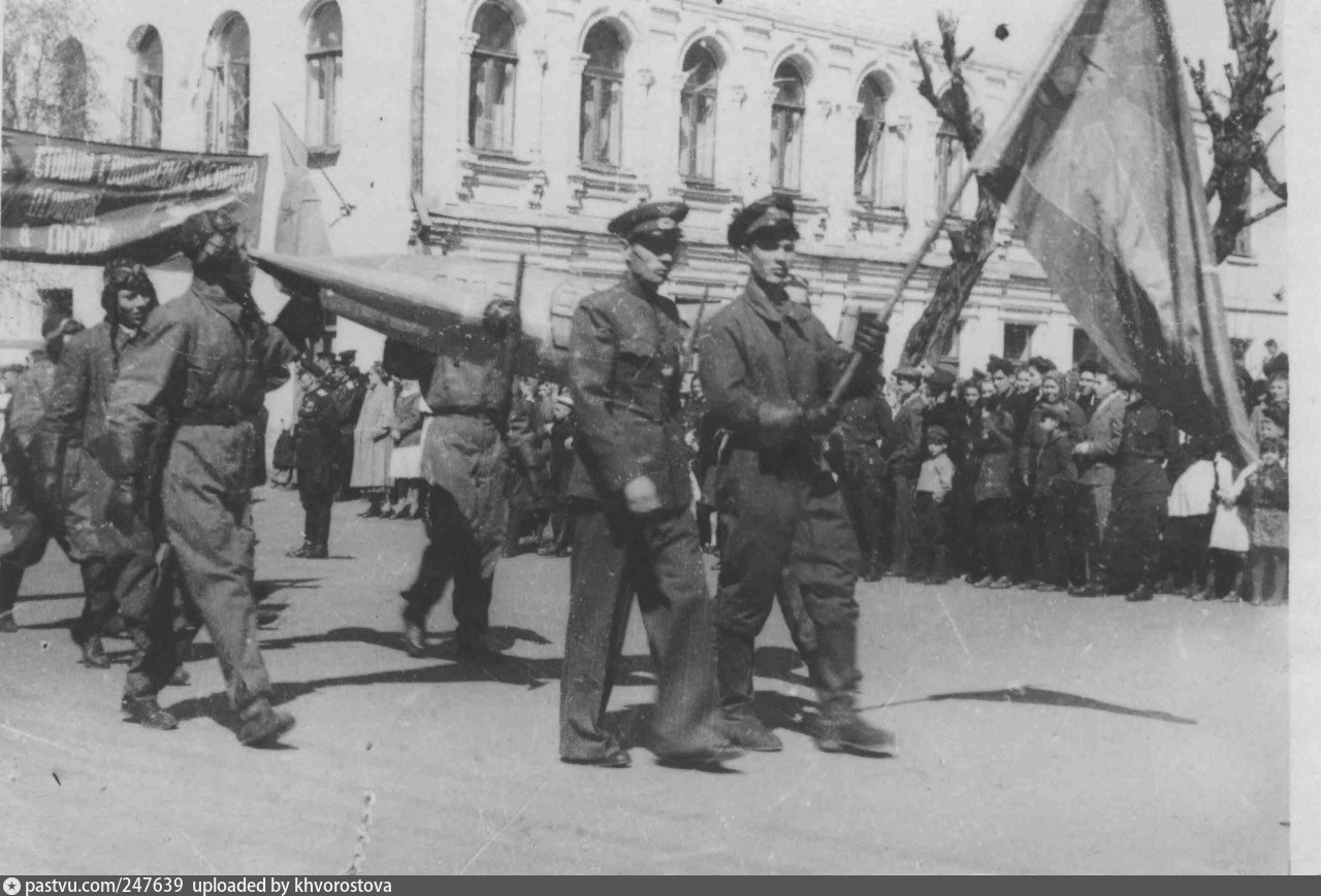 Колонна шла на курск. Колонна Первомай. Первомайские колонны. 1 Мая фото прошлых лет.