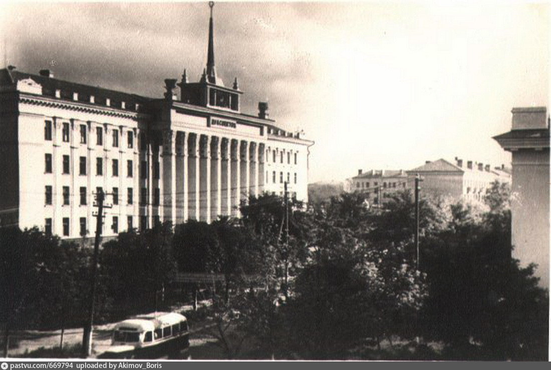 Совет старейших. Дом советов Тирасполь. Дом советов Тирасполь 1980. Дом советов Тирасполя 80. Старинные здания Тирасполя.