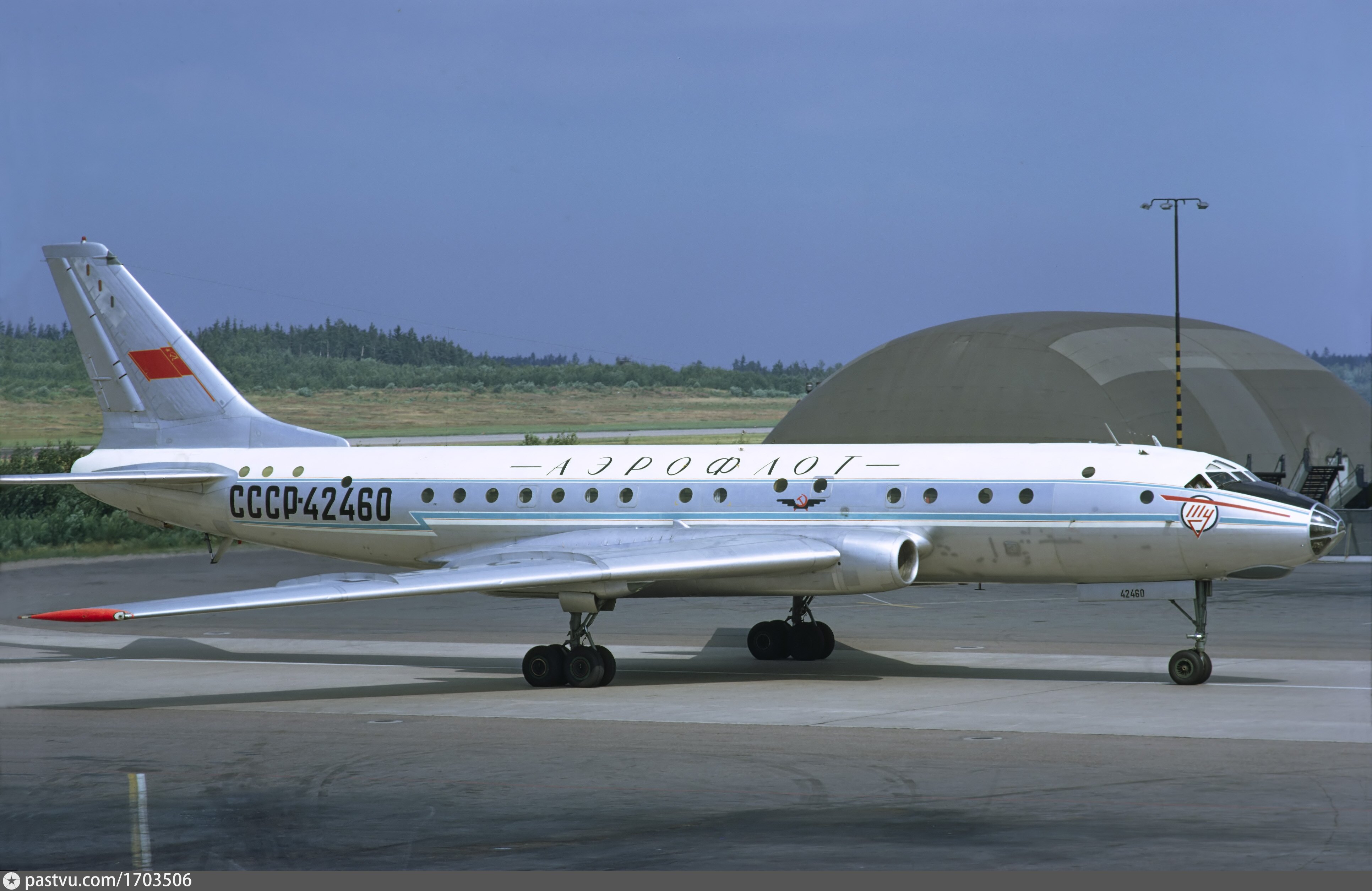 Первый реактивный пассажирский самолет. Ту-104 пассажирский самолёт. Туполев ту 104. Ту 104 Аэрофлот. Ту-104 двухдвигательный реактивный самолёт.