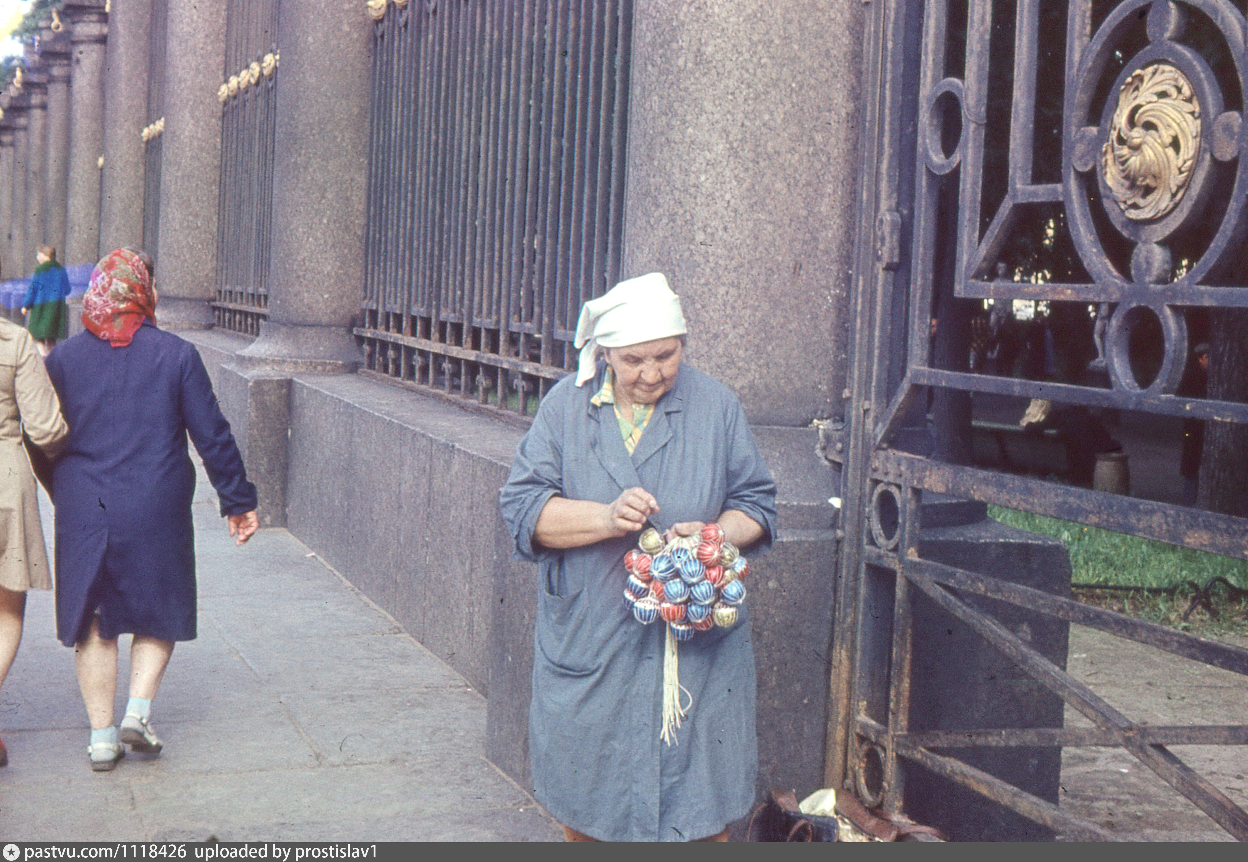 Какой сад был у старушки. Ленинград 1977. Бабки стоят. Ленинград 1977 год фото. Бабушки Ленинграда.