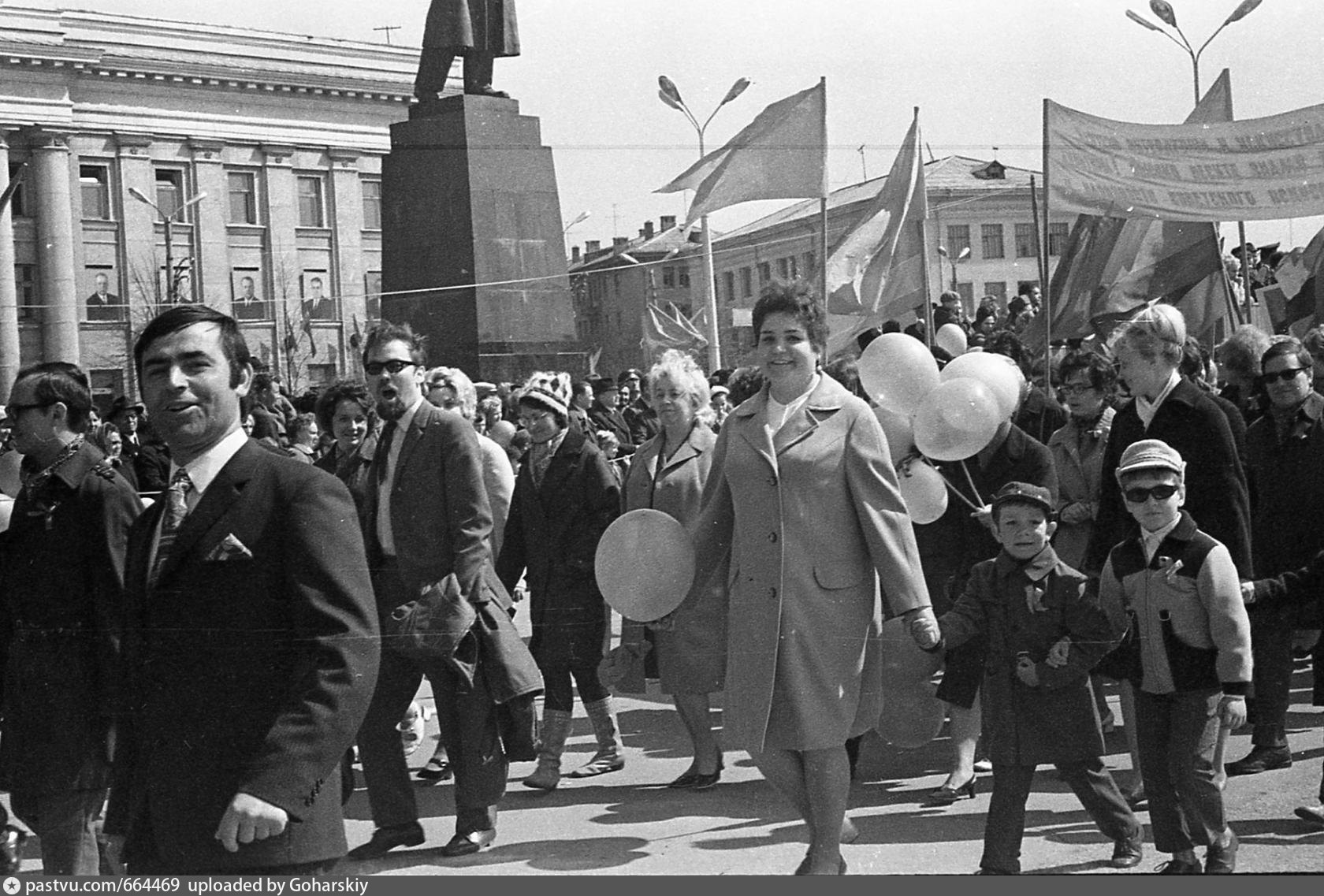 1 мая 80 годы. Первомайская демонстрация в Праге 1956. Первомайская демонстрация в СССР 70е. Первомайская демонстрация в Подольске в 1966 году. Первомайская демонстрация Иркутск 1991.