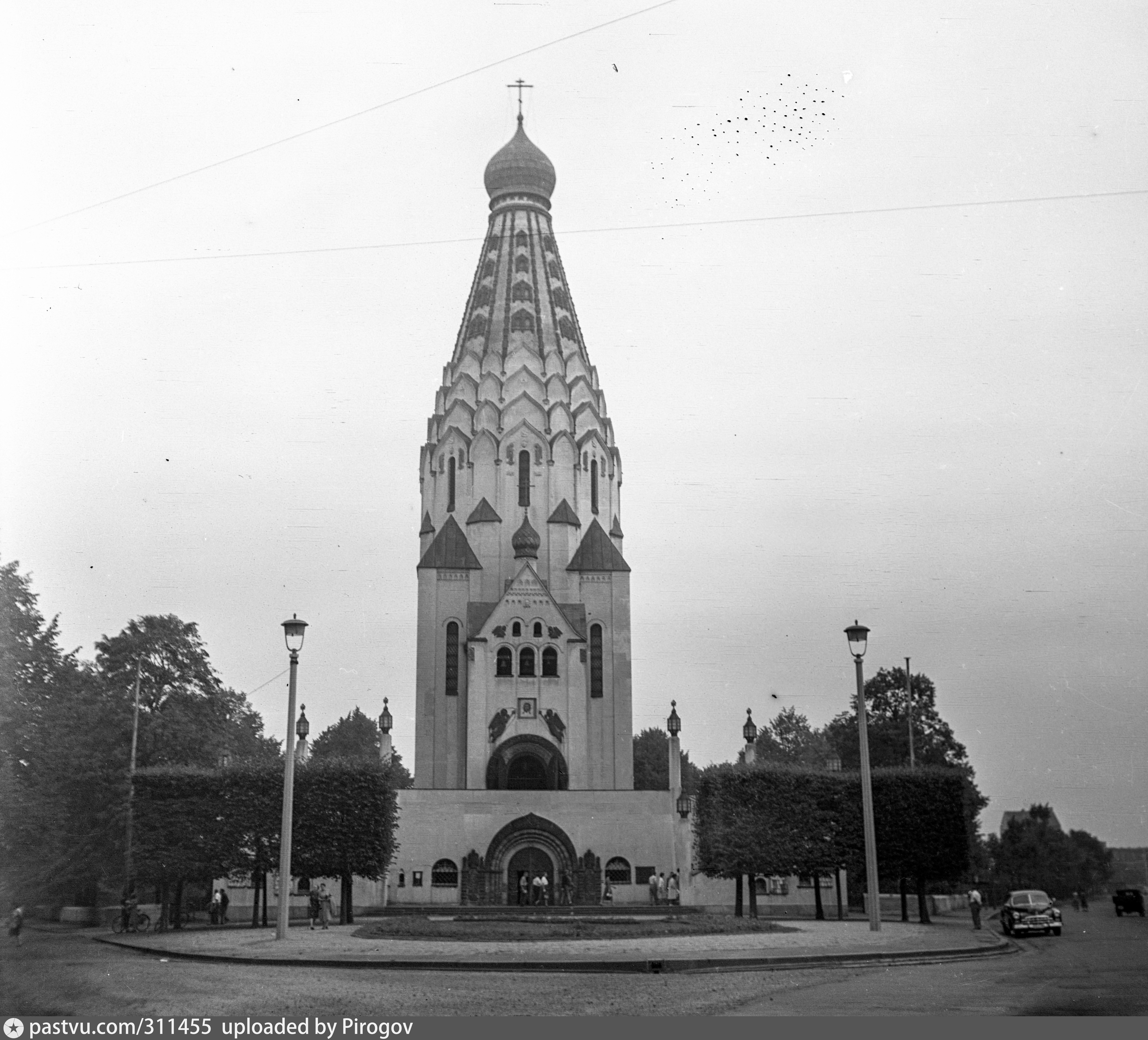 Памятник русской народной сказке. Свято-Алексиевский храм-памятник. ЦАМО храм-памятник Лейпциг. Комитет по сооружению храма-памятника в Лейпциге. Храм-памятник в Москве, проект которого не был осуществлён.