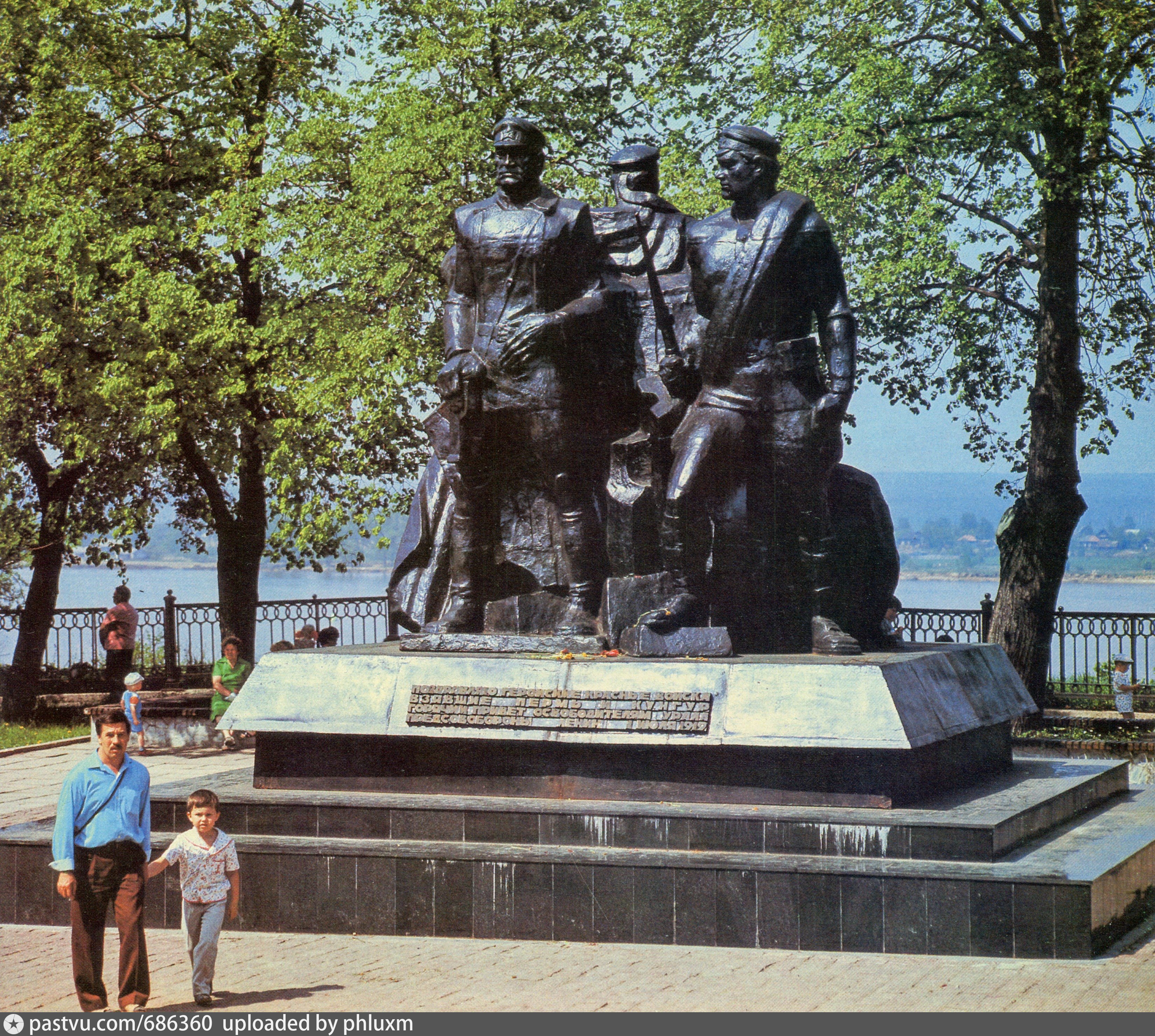 Памятники гражданской. Пермь сквер Решетникова памятник героям.