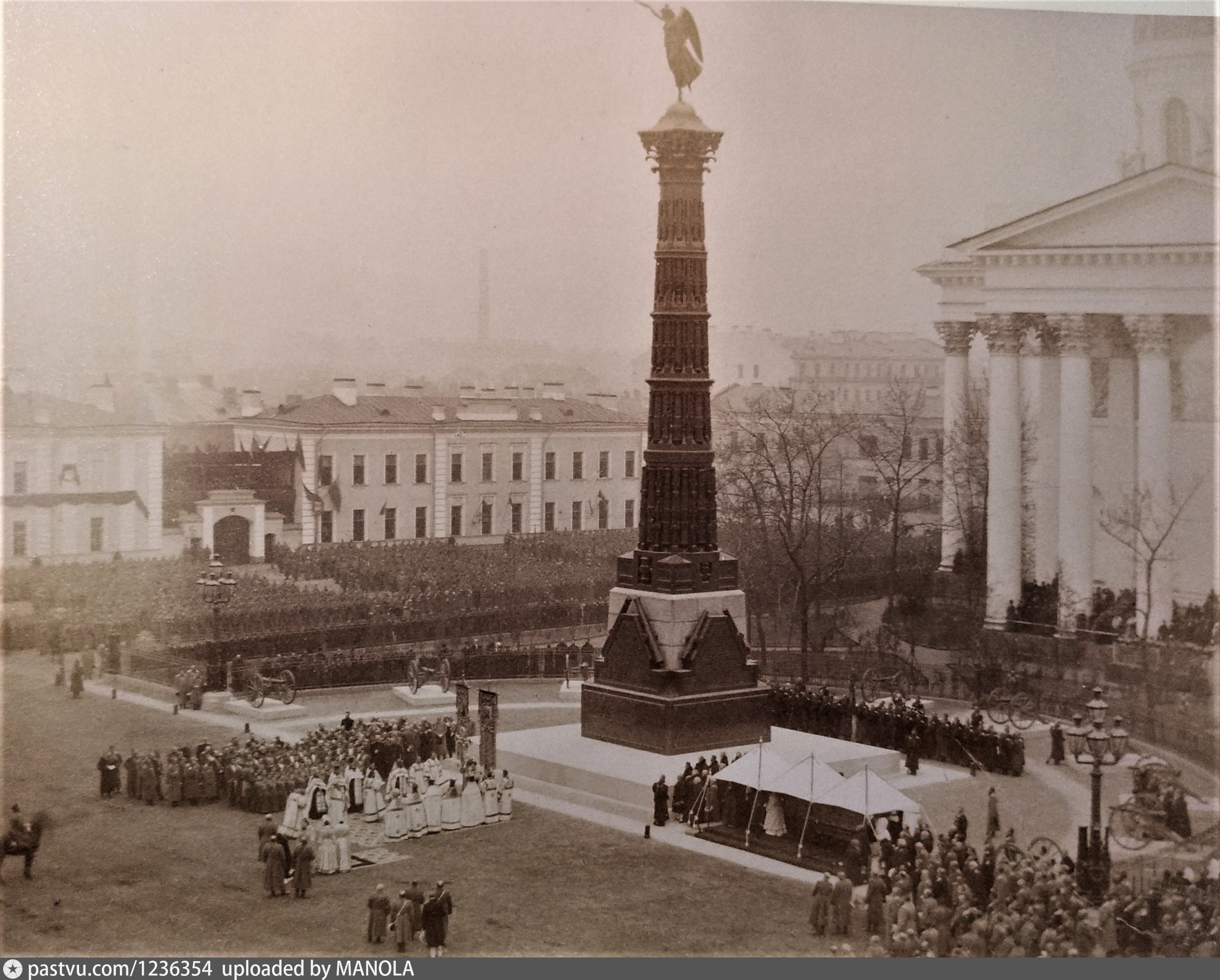 Санкт петербург город славы. Колонна славы в Санкт-Петербурге. Колонна славы Измайловского полка в Санкт-Петербурге. Колонна славы у Троицкого собора в Санкт-Петербурге. Колонна воинской славы у Троицкого собора.