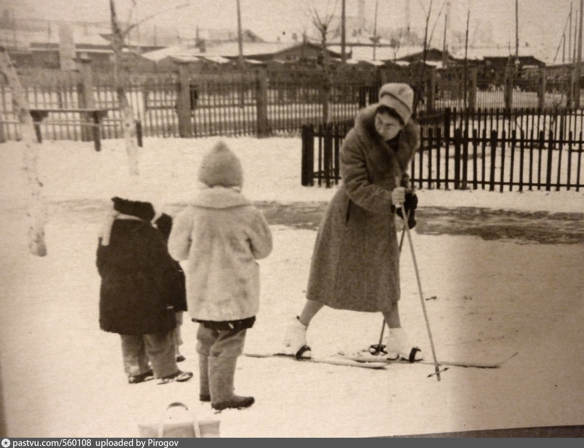 Московский встать. Старая Москва пешеход на лыжах. Улица Раевского старые фото. Наша улица (1961).