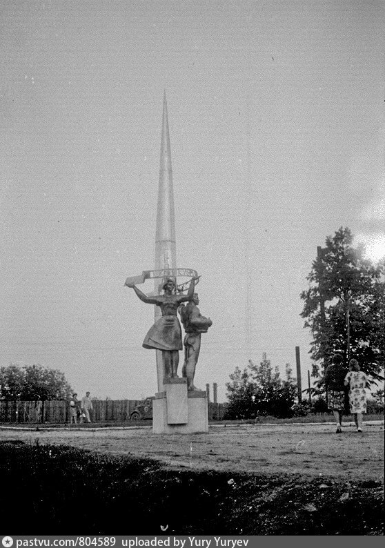 Прошлое памятник. Памятник покорителям космоса Людиново. Памятник покорителям космоса Монино. Памятник покорителям космоса Рыбинск.