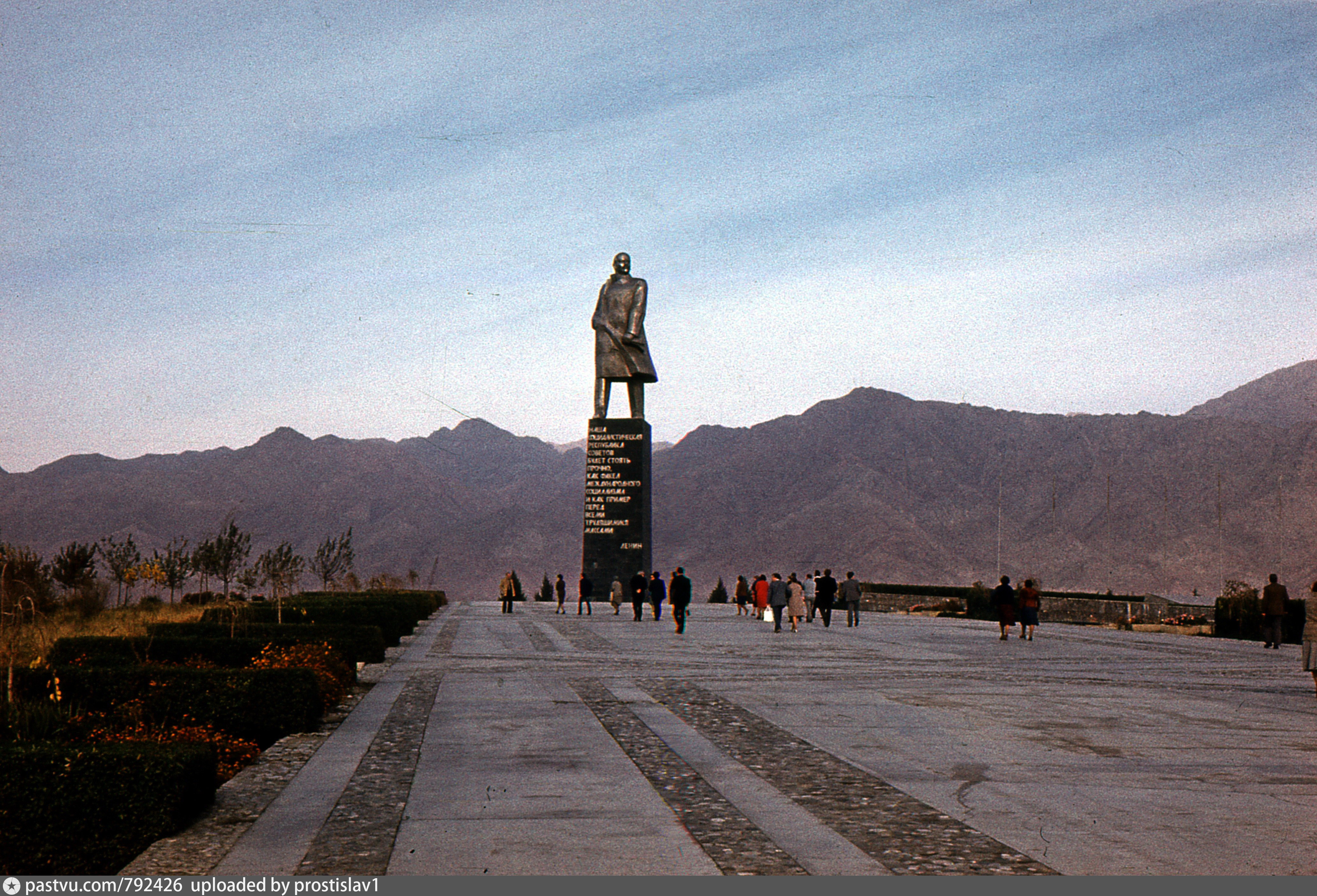 Худжанд памятник. Памятник Ленину в Ленинабаде. Худжанд Ленинабад. Таджикистан Худжанд Ленинабад. Ленинабад Ходжент.