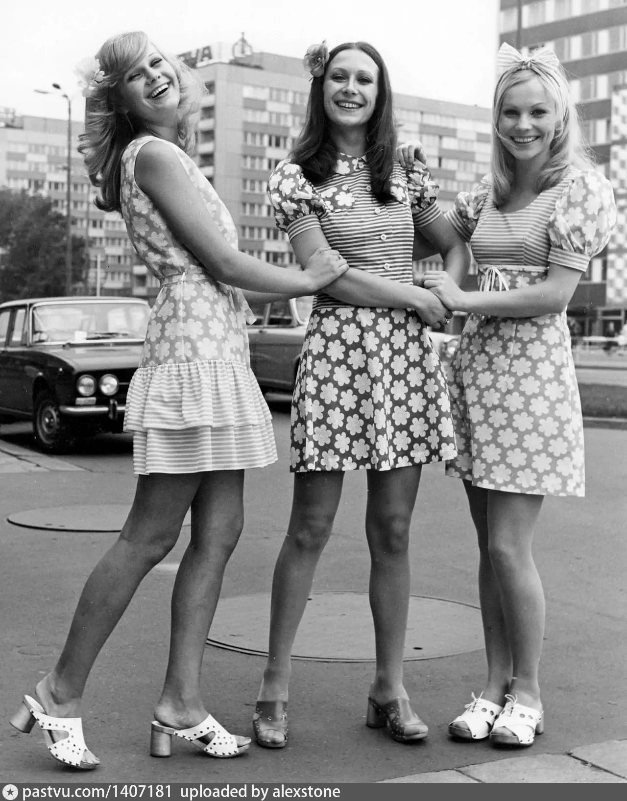 Советские девушки в платьях