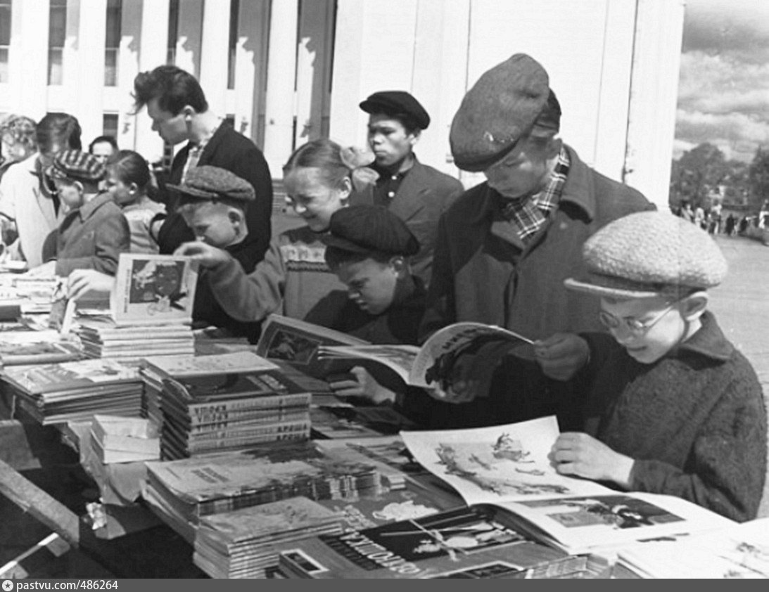 Библиотека 70 годы. 1960е СССР люди культура. Чтение в Советском Союзе. Библиотеки в 60-е годы. Послевоенная повседневность.