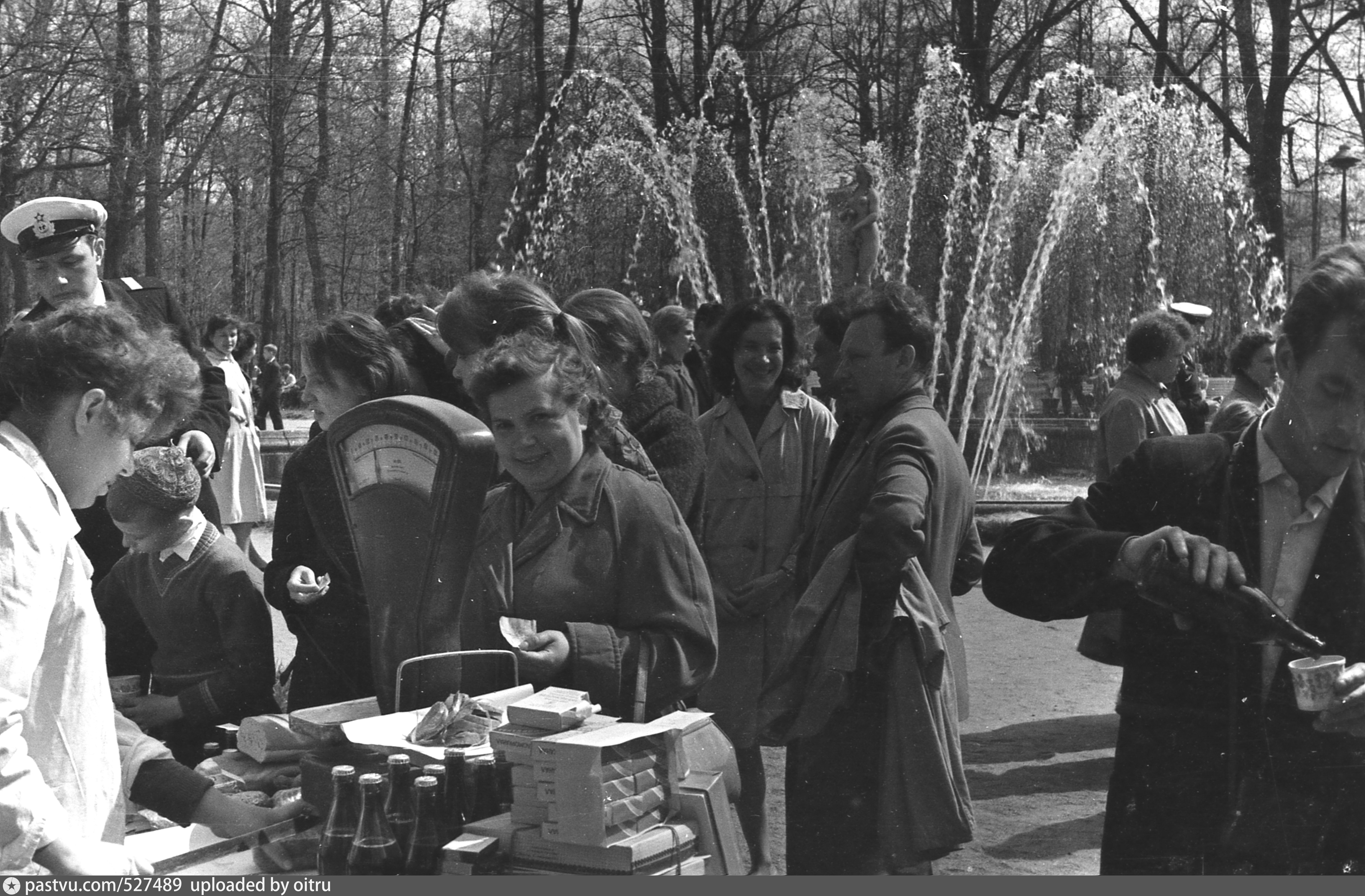 1960 е гг. Петергоф в 1960 году. Петергофские фонтаны 1960. 1960-Е. Люди в 1960 году.