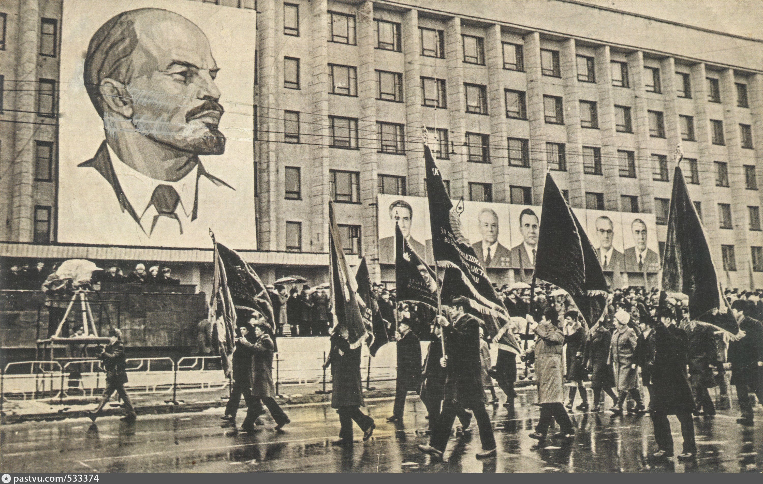 Демонстрация трудящихся на Скобелевской площади
