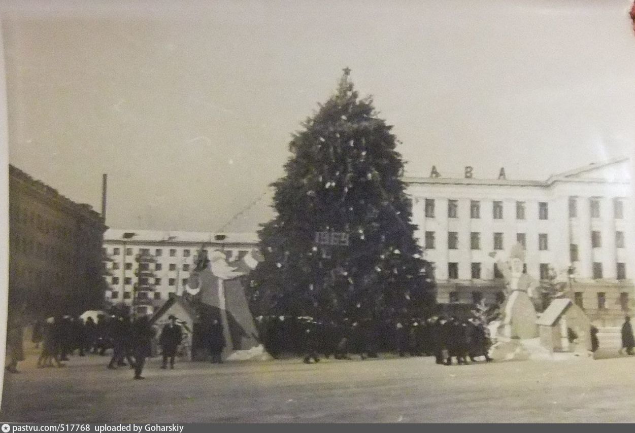 Советский курган. Курган 70е года Новогодняя площадь Ленина. Курган Новогодняя площадь в 80е годы. Курган в 60е. Елка Новогодняя на площади СССР.