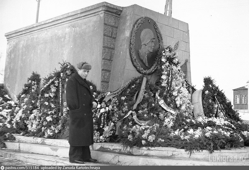 Могила Александра Матросова. Памятник временному правительству. Могила Александра Матросова фото.