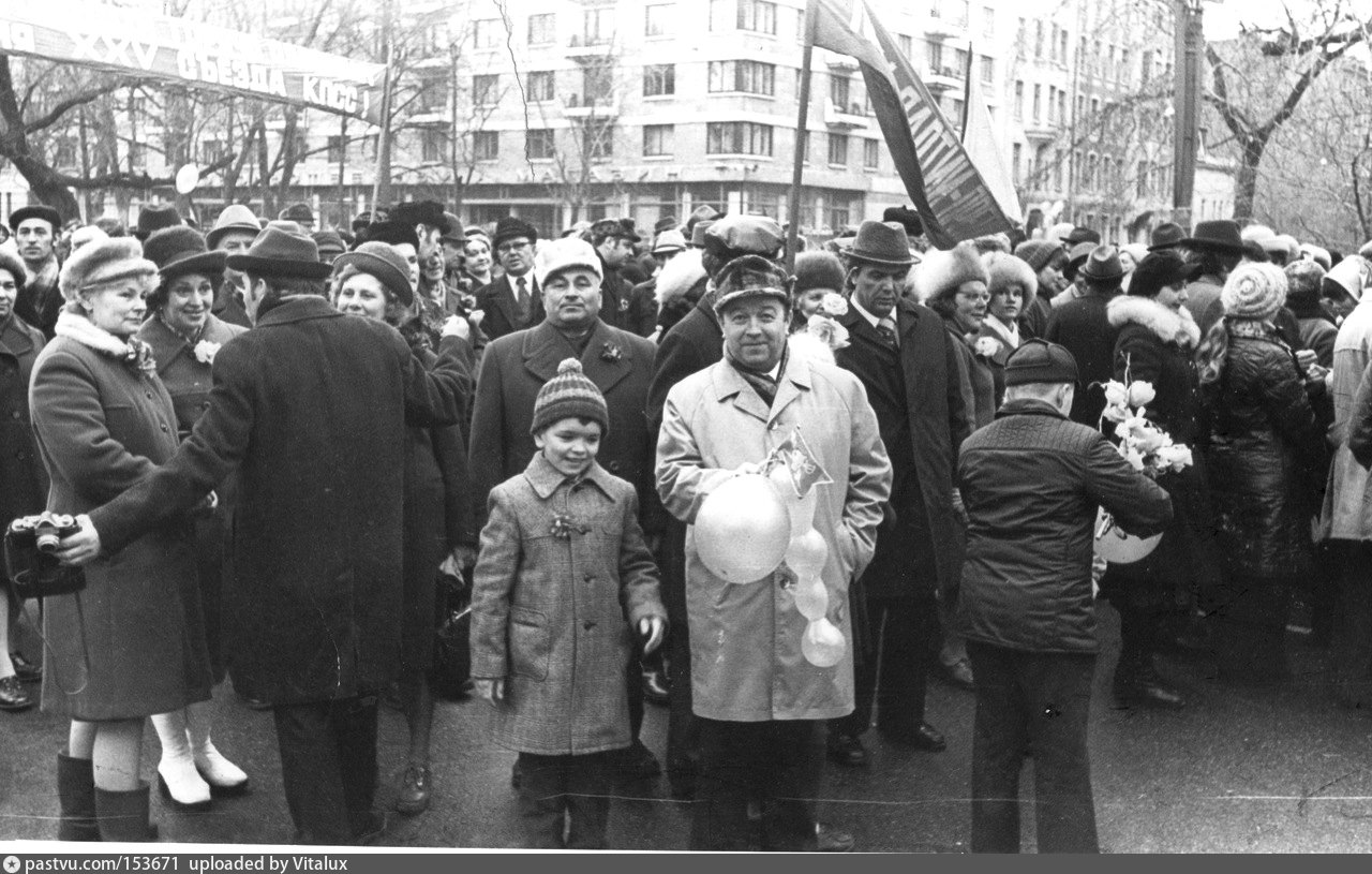 Октябрьской революции 70. Демонстрация 7 ноября. Ноябрьская демонстрация в СССР. Советские демонстрации 7 ноября. Дети на ноябрьской демонстрации в СССР.