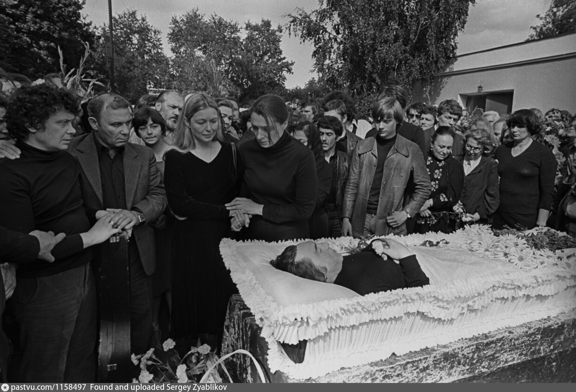 В каком году умер первый. Похороны Володи Высоцкого 28 июля 1980.