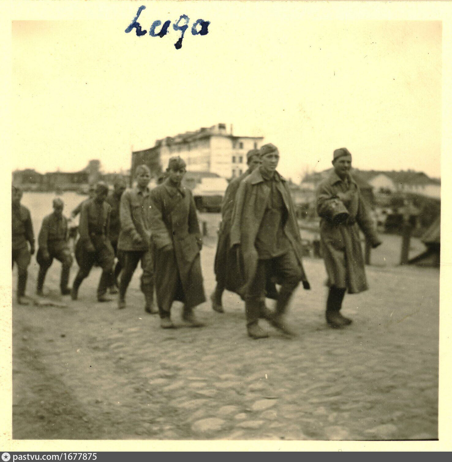 Пленные красноармейцы 1941. Пленные красноармейцы в Польше 1920. Луга Ленинградская область 1941 г. Русские военнопленные 1941.