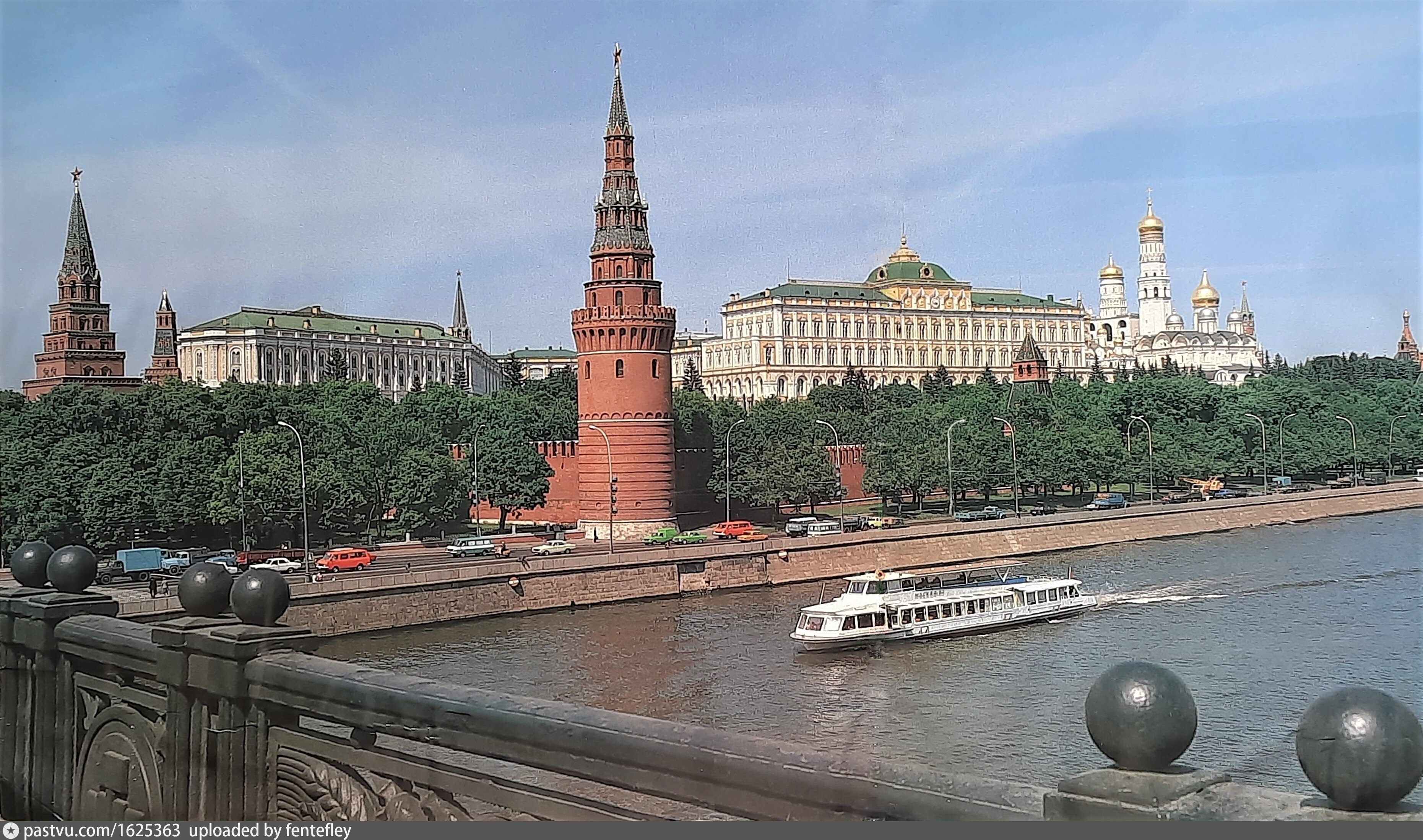 вид из окна на кремль москва