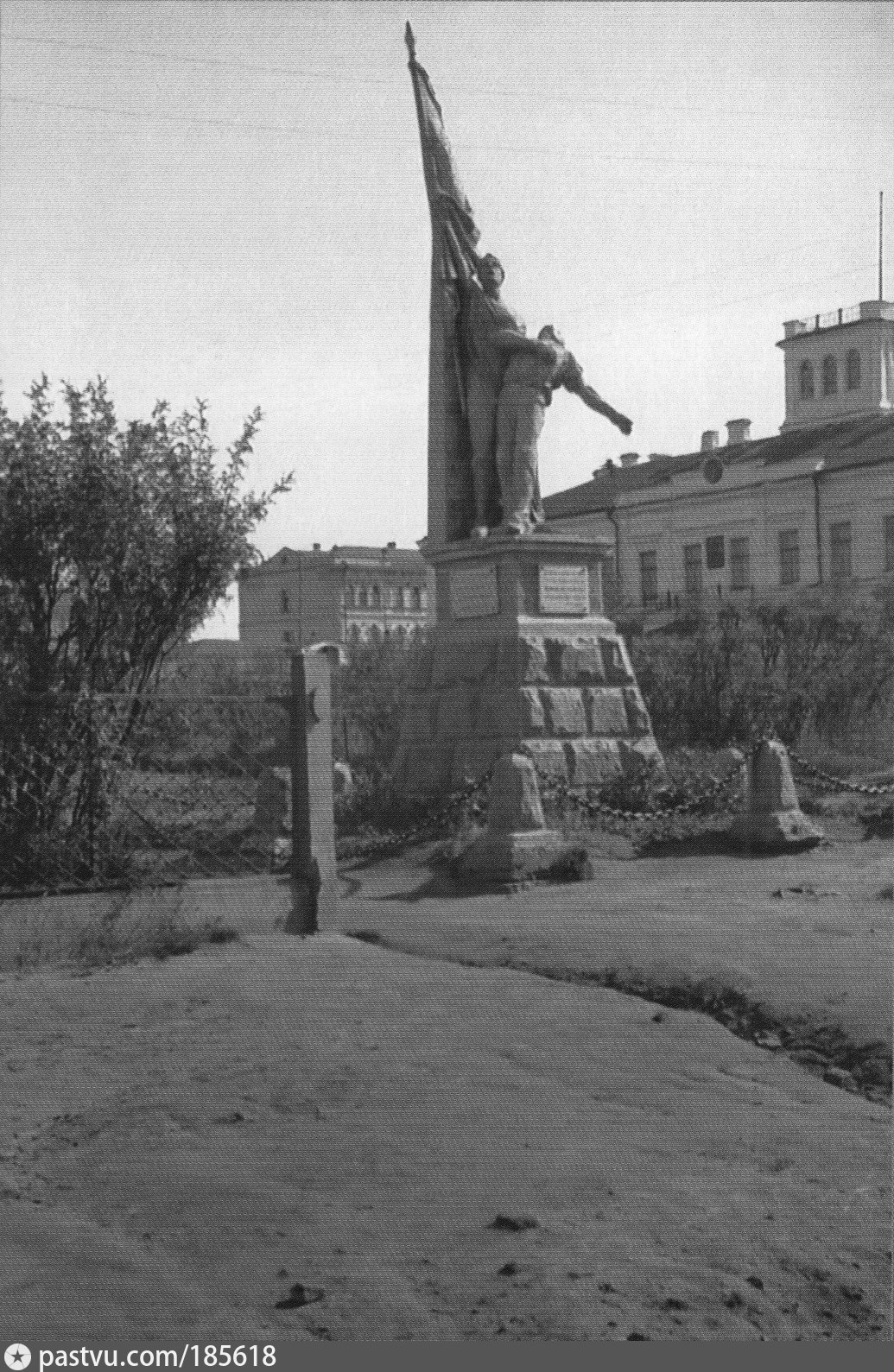 Памятник парижской коммуны. Памятники вов в ярославле. Памятник парижской коммуны москва. Шадра. Екатеринбург памятник парижской коммуне.