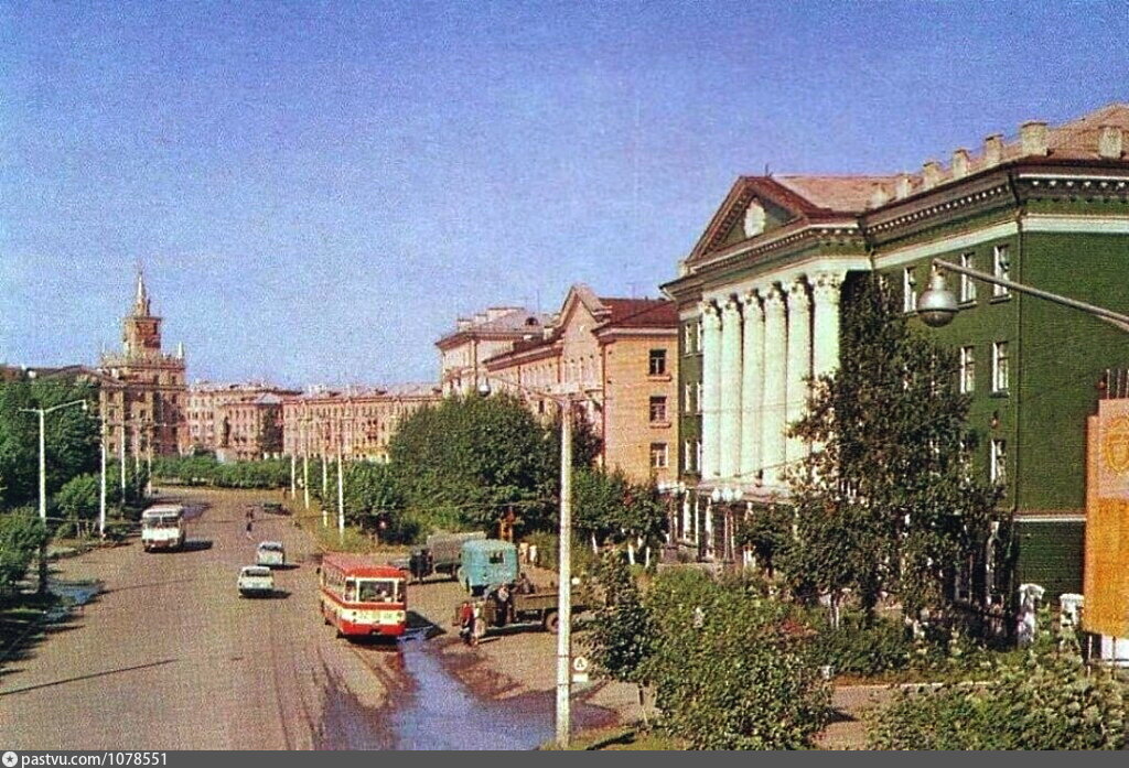 Старый комсомольск. Комсомольск-на-Амуре 1970. Комсомольск-на-Амуре 90-е. Комсомольск на Амуре СССР. Комсомольск на Амуре 90 е годы.