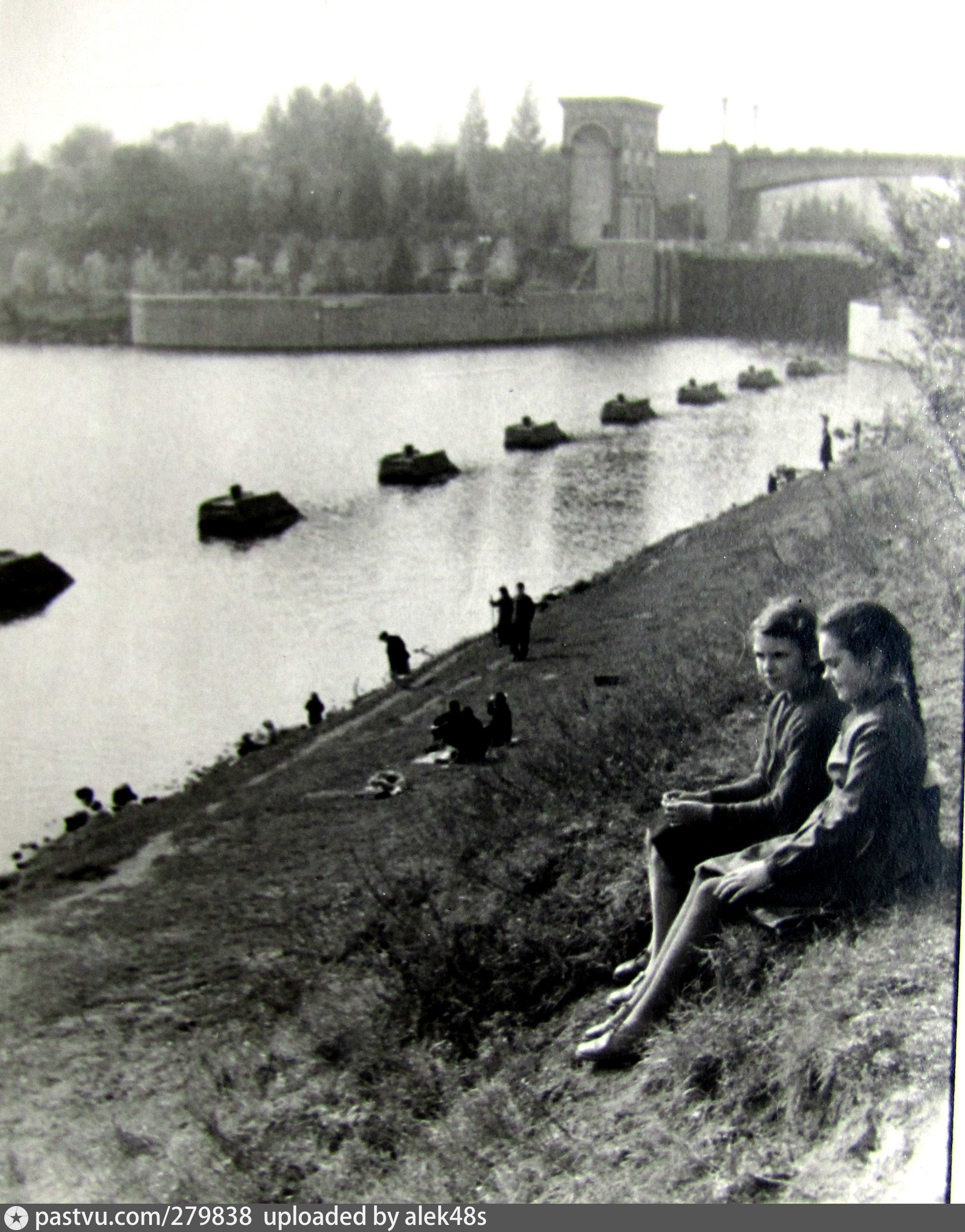 9 раньше. Шлюз канала Москвы-реки Щукино 1937 год. Брод Москва река. Октябрь Щукино 1937 года. У речного старинного брода.